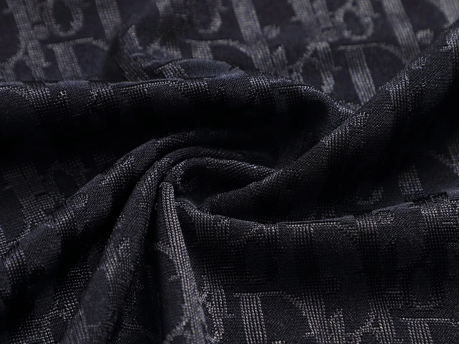🅿️170 Doir Dior micro-wide version XS-L new exclusive limited edition 25 years of the latest and top-notch full printed logo dark pattern towel embroidered letter logo plaid patch on the back of both sleeves exquisite heavy craftsmanship As the leader in the luxury world, 280g washed fabric T-shirts, D family is well-deserved. The first thing that catches the eye on the piece I am going to talk about today is the two loose and comfortable styles~~The ribbed round neck is the best modification of its version, while B family has the upper body LOGO listed on the front, and the unique pin design uses a color matching design to highlight the texture! Cow Black and white, the most traditional modification method and the simplest color scale contrast form the strongest and direct contrast, and this is often the most concise and clear minimalist modification method~~A nostalgic classic atmosphere also spreads in this work inadvertently! ! Coupled with the blessing of pure cotton material, both the upper body comfort and the existence are unparalleled. It can be said to be a must-have companion in summer. The excellent breathability and comfortable wearing feeling are unparalleled~ Recommended! ! Size: XS S M L Color: Black White Navy Size Chart: