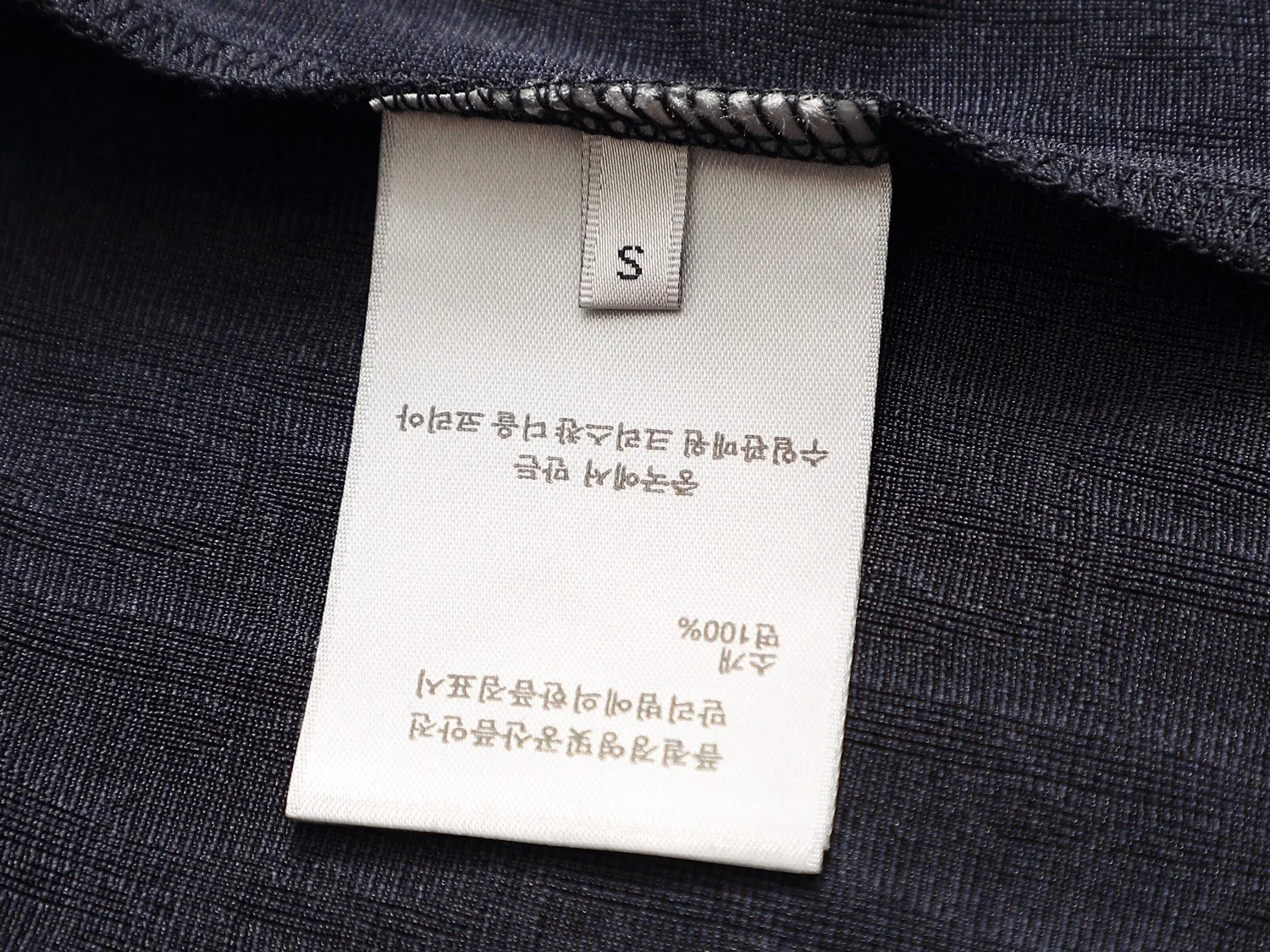 🅿️170 Doir Dior micro-wide version XS-L new exclusive limited edition 25 years of the latest and top-notch full printed logo dark pattern towel embroidered letter logo plaid patch on the back of both sleeves exquisite heavy craftsmanship As the leader in the luxury world, 280g washed fabric T-shirts, D family is well-deserved. The first thing that catches the eye on the piece I am going to talk about today is the two loose and comfortable styles~~The ribbed round neck is the best modification of its version, while B family has the upper body LOGO listed on the front, and the unique pin design uses a color matching design to highlight the texture! Cow Black and white, the most traditional modification method and the simplest color scale contrast form the strongest and direct contrast, and this is often the most concise and clear minimalist modification method~~A nostalgic classic atmosphere also spreads in this work inadvertently! ! Coupled with the blessing of pure cotton material, both the upper body comfort and the existence are unparalleled. It can be said to be a must-have companion in summer. The excellent breathability and comfortable wearing feeling are unparalleled~ Recommended! ! Size: XS S M L Color: Black White Navy Size Chart: