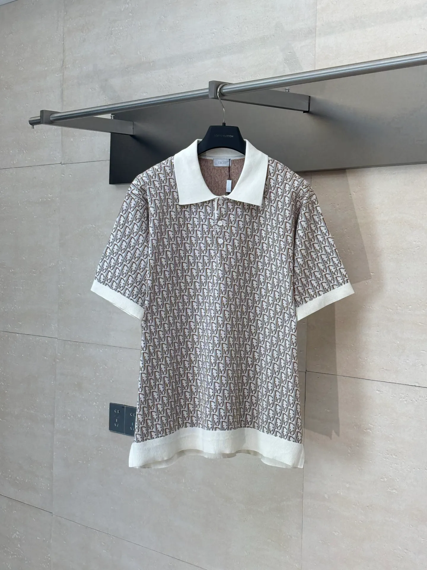 🅿️420 Dio/Dior 25Ss new oblique all-over printed jacquard knitted polo shirt. This knitted polo shirt is decorated with classic oblique print. Crafted from white, blue and brown cotton jacquard, it has a straight fit and is enhanced with button fastening and ribbed details. Can be matched with various styles to show your personality.  Size：S/M/L/XL