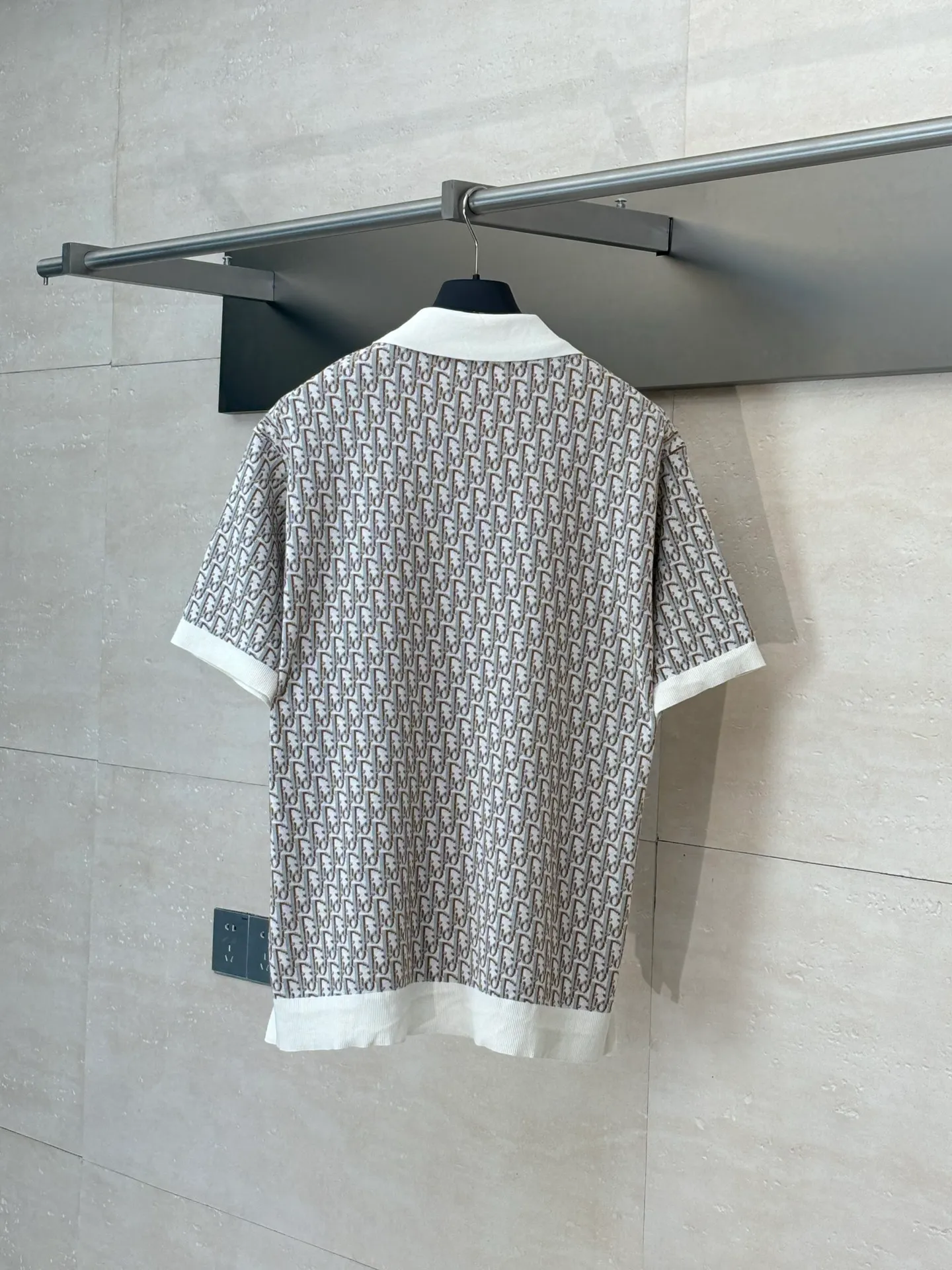 🅿️420 Dio/Dior 25Ss new oblique all-over printed jacquard knitted polo shirt. This knitted polo shirt is decorated with classic oblique print. Crafted from white, blue and brown cotton jacquard, it has a straight fit and is enhanced with button fastening and ribbed details. Can be matched with various styles to show your personality.  Size：S/M/L/XL