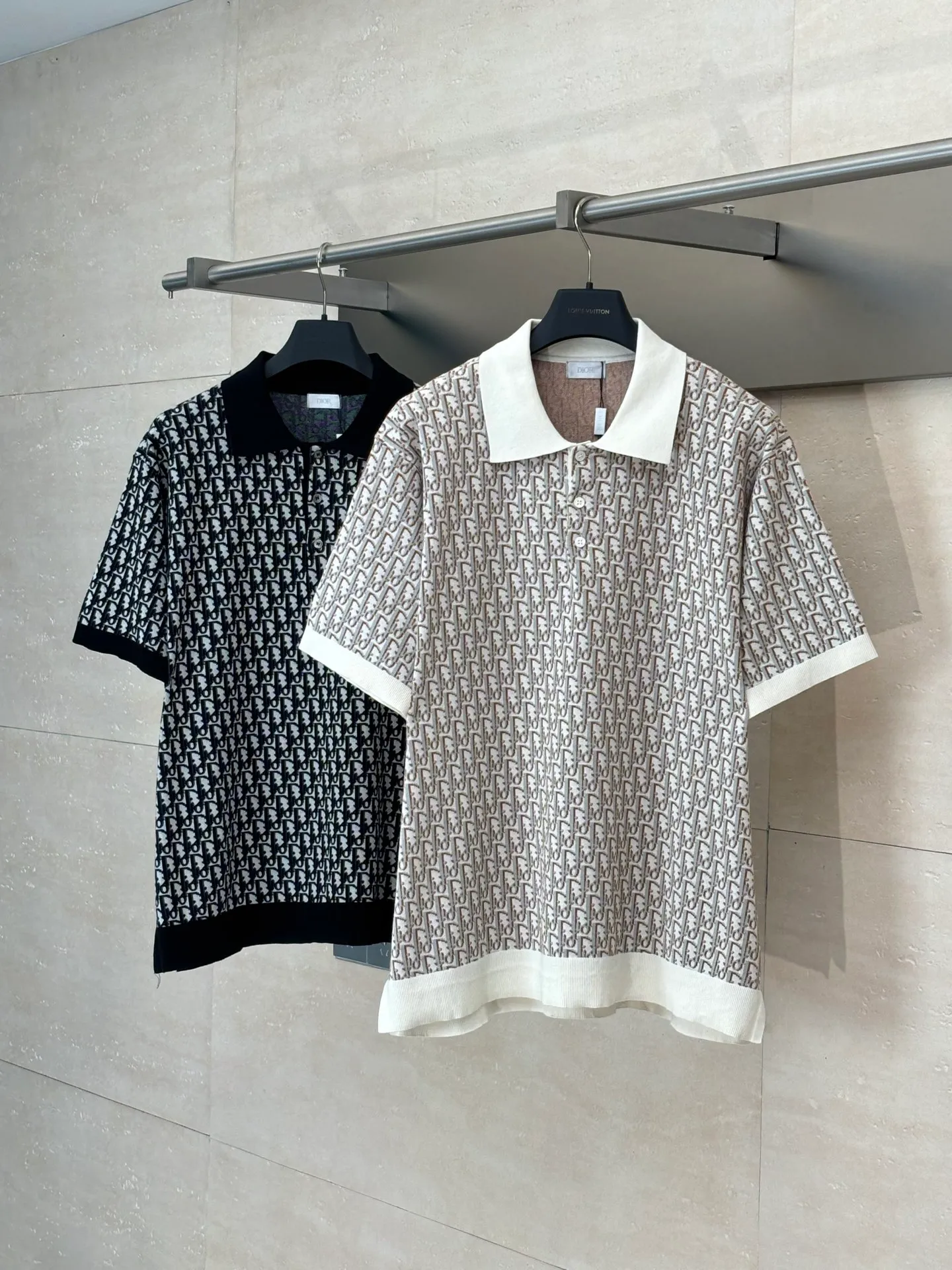 🅿️420 Dio/Dior 25Ss new oblique all-over printed jacquard knitted polo shirt. This knitted polo shirt is decorated with classic oblique print. Crafted from white, blue and brown cotton jacquard, it has a straight fit and is enhanced with button fastening and ribbed details. Can be matched with various styles to show your personality.  Size：S/M/L/XL