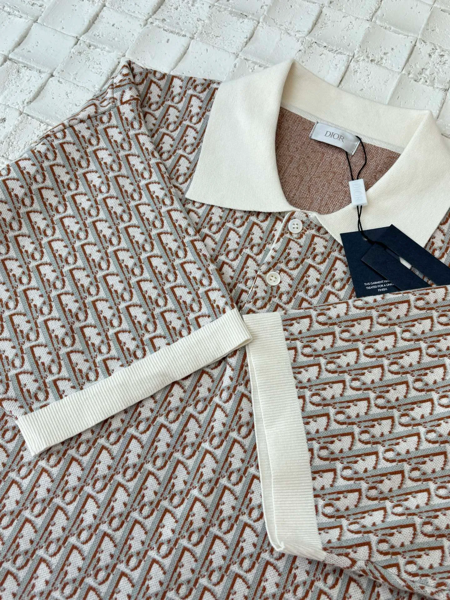 🅿️420 Dio/Dior 25Ss new oblique all-over printed jacquard knitted polo shirt. This knitted polo shirt is decorated with classic oblique print. Crafted from white, blue and brown cotton jacquard, it has a straight fit and is enhanced with button fastening and ribbed details. Can be matched with various styles to show your personality.  Size：S/M/L/XL