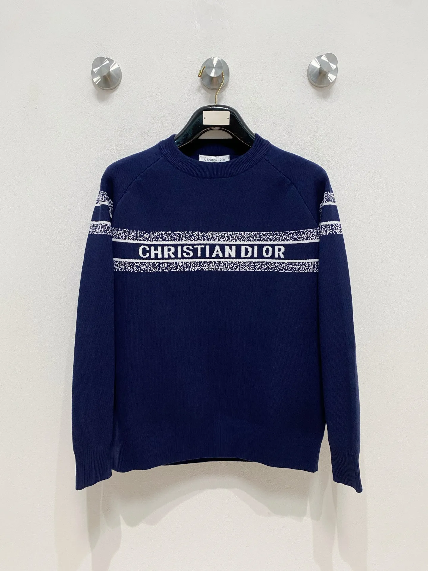 🅿️440 Dior crew neck sweater, made of wool blended yarn, has good warmth retention, fluffy and soft, doubles skin care, giving you a lightweight wearing experience. High-quality natural fibers ensure high-quality life. The whole piece adopts solid color single-sided craftsmanship, leaving loose space when fit, solid color plain weave, neat texture, solid color design, durable and high-end. The workmanship is meticulous, fashionable and versatile. The reverse shoulder design is simple and comfortable. At the same time, it uses counter stitching to highlight the quality in the details, making the temperament more low-key, restrained, calm and stylish, and better showing the clean and tidy side of successful men. The collar, cuffs, and hem are made of dense rib weaving, which is tight and elastic, not easy to deform, and highlights the details and texture. Whether worn alone or layered, it can not only give you a warm feeling, but also give you a sophisticated sense of fashion.      Size: M-XXXL