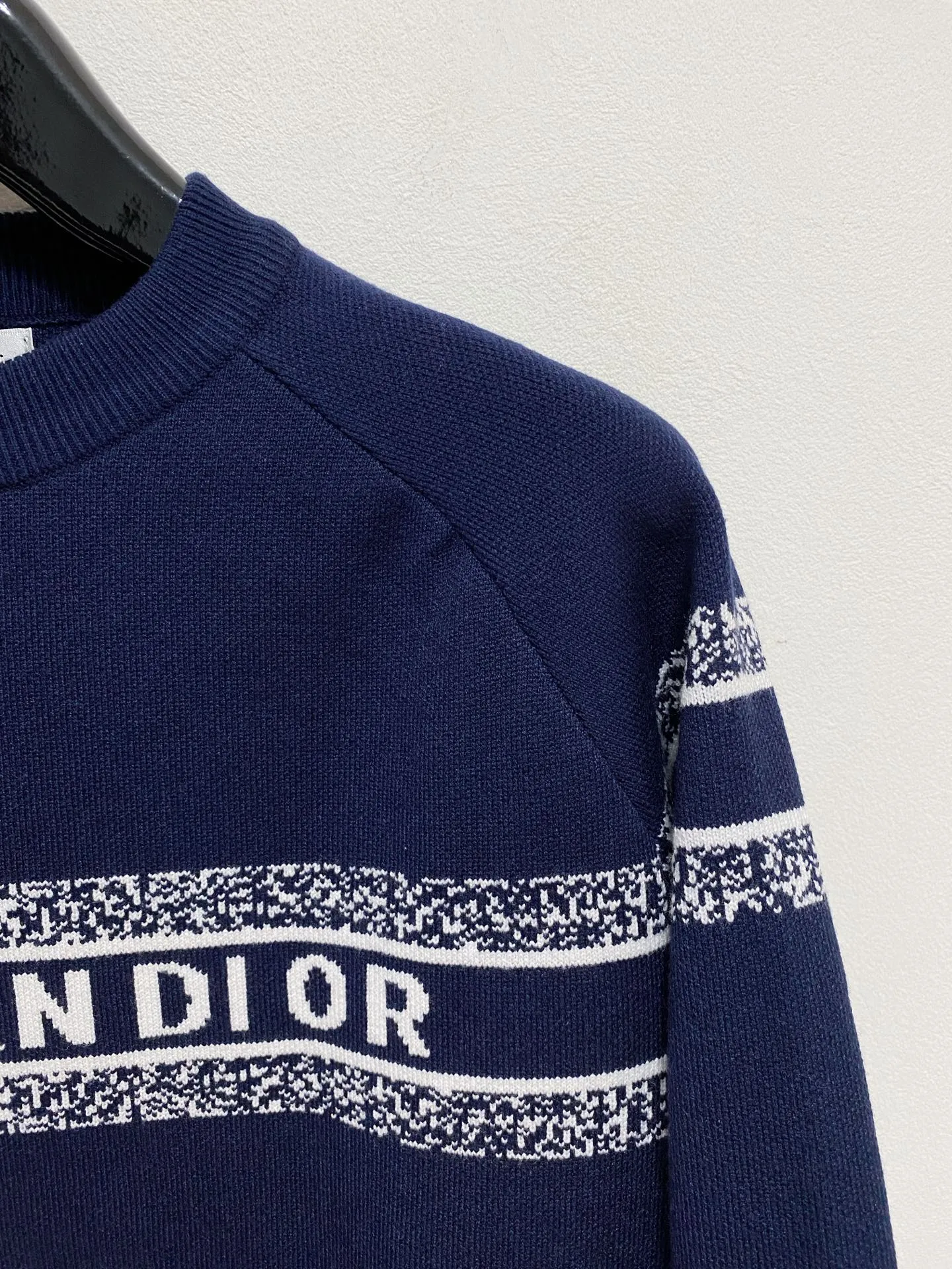 🅿️440 Dior crew neck sweater, made of wool blended yarn, has good warmth retention, fluffy and soft, doubles skin care, giving you a lightweight wearing experience. High-quality natural fibers ensure high-quality life. The whole piece adopts solid color single-sided craftsmanship, leaving loose space when fit, solid color plain weave, neat texture, solid color design, durable and high-end. The workmanship is meticulous, fashionable and versatile. The reverse shoulder design is simple and comfortable. At the same time, it uses counter stitching to highlight the quality in the details, making the temperament more low-key, restrained, calm and stylish, and better showing the clean and tidy side of successful men. The collar, cuffs, and hem are made of dense rib weaving, which is tight and elastic, not easy to deform, and highlights the details and texture. Whether worn alone or layered, it can not only give you a warm feeling, but also give you a sophisticated sense of fashion.      Size: M-XXXL