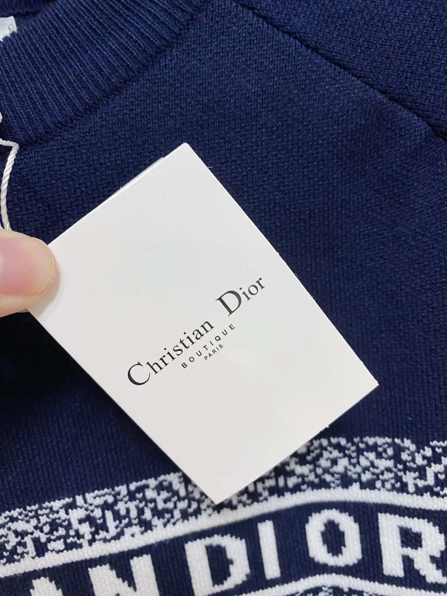 🅿️440 Dior crew neck sweater, made of wool blended yarn, has good warmth retention, fluffy and soft, doubles skin care, giving you a lightweight wearing experience. High-quality natural fibers ensure high-quality life. The whole piece adopts solid color single-sided craftsmanship, leaving loose space when fit, solid color plain weave, neat texture, solid color design, durable and high-end. The workmanship is meticulous, fashionable and versatile. The reverse shoulder design is simple and comfortable. At the same time, it uses counter stitching to highlight the quality in the details, making the temperament more low-key, restrained, calm and stylish, and better showing the clean and tidy side of successful men. The collar, cuffs, and hem are made of dense rib weaving, which is tight and elastic, not easy to deform, and highlights the details and texture. Whether worn alone or layered, it can not only give you a warm feeling, but also give you a sophisticated sense of fashion.      Size: M-XXXL