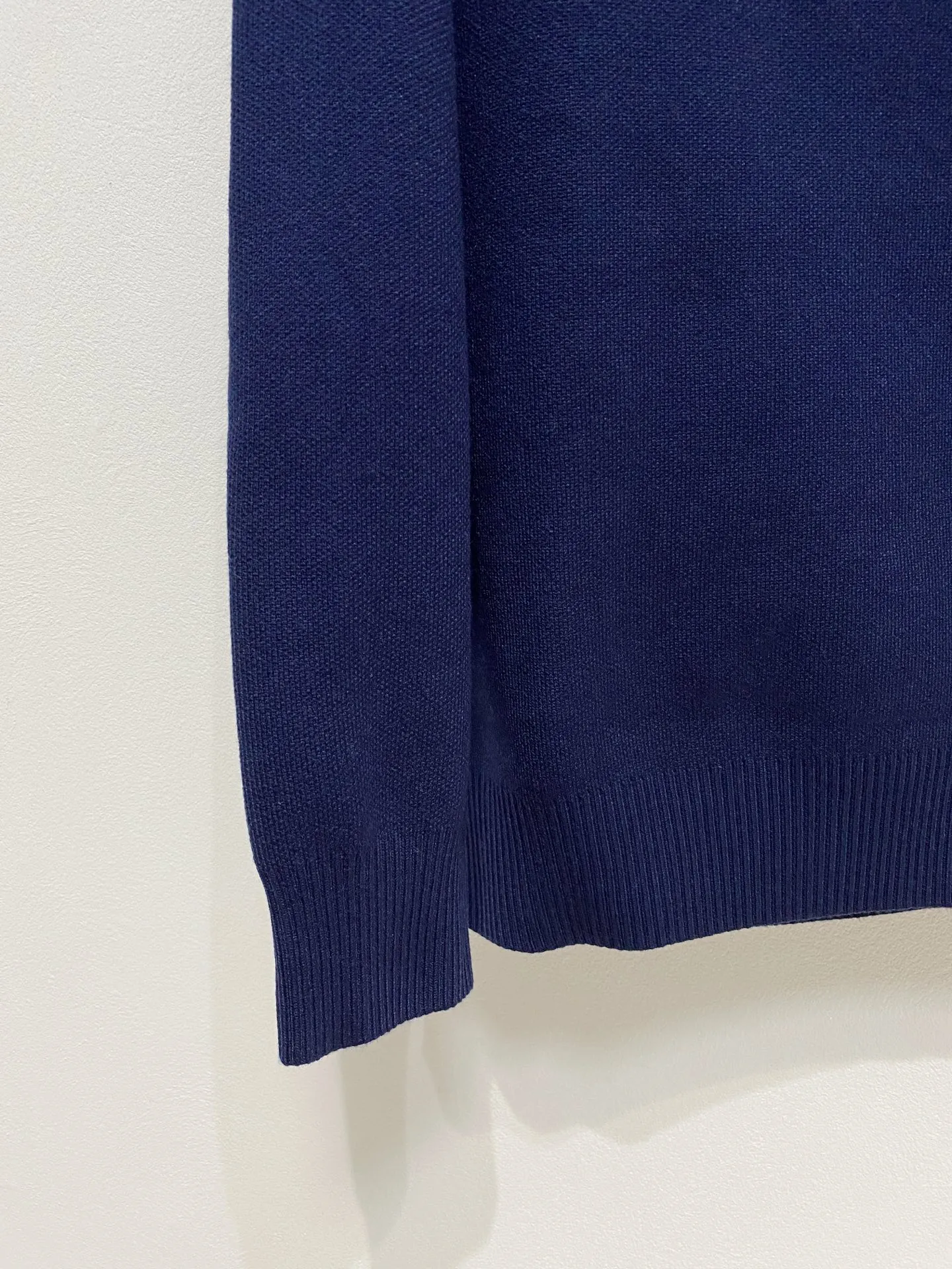 🅿️440 Dior crew neck sweater, made of wool blended yarn, has good warmth retention, fluffy and soft, doubles skin care, giving you a lightweight wearing experience. High-quality natural fibers ensure high-quality life. The whole piece adopts solid color single-sided craftsmanship, leaving loose space when fit, solid color plain weave, neat texture, solid color design, durable and high-end. The workmanship is meticulous, fashionable and versatile. The reverse shoulder design is simple and comfortable. At the same time, it uses counter stitching to highlight the quality in the details, making the temperament more low-key, restrained, calm and stylish, and better showing the clean and tidy side of successful men. The collar, cuffs, and hem are made of dense rib weaving, which is tight and elastic, not easy to deform, and highlights the details and texture. Whether worn alone or layered, it can not only give you a warm feeling, but also give you a sophisticated sense of fashion.      Size: M-XXXL