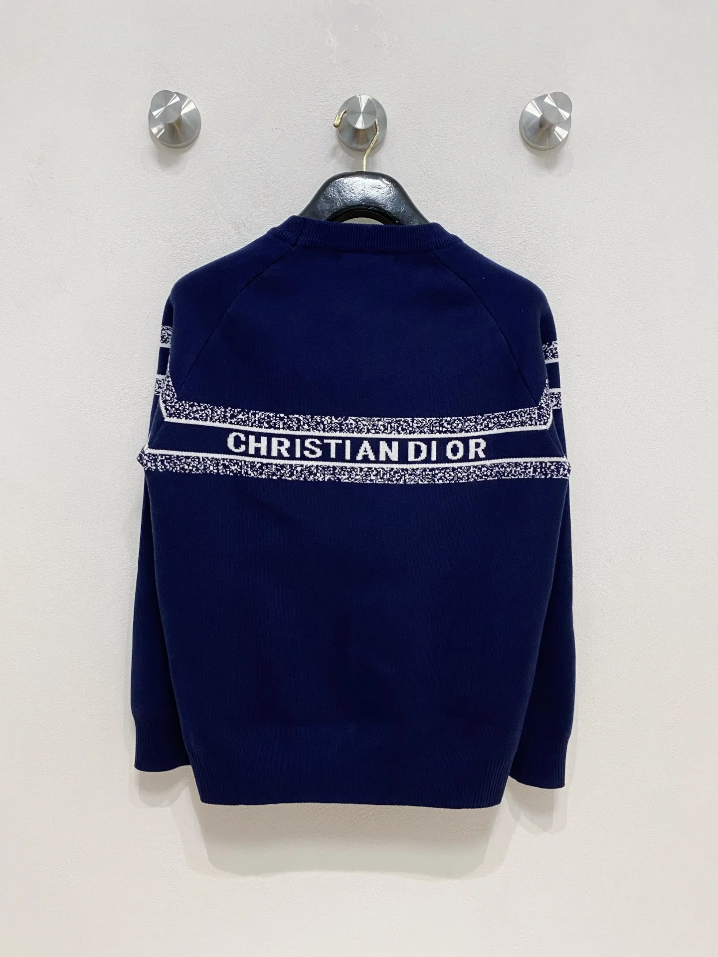 🅿️440 Dior crew neck sweater, made of wool blended yarn, has good warmth retention, fluffy and soft, doubles skin care, giving you a lightweight wearing experience. High-quality natural fibers ensure high-quality life. The whole piece adopts solid color single-sided craftsmanship, leaving loose space when fit, solid color plain weave, neat texture, solid color design, durable and high-end. The workmanship is meticulous, fashionable and versatile. The reverse shoulder design is simple and comfortable. At the same time, it uses counter stitching to highlight the quality in the details, making the temperament more low-key, restrained, calm and stylish, and better showing the clean and tidy side of successful men. The collar, cuffs, and hem are made of dense rib weaving, which is tight and elastic, not easy to deform, and highlights the details and texture. Whether worn alone or layered, it can not only give you a warm feeling, but also give you a sophisticated sense of fashion.      Size: M-XXXL