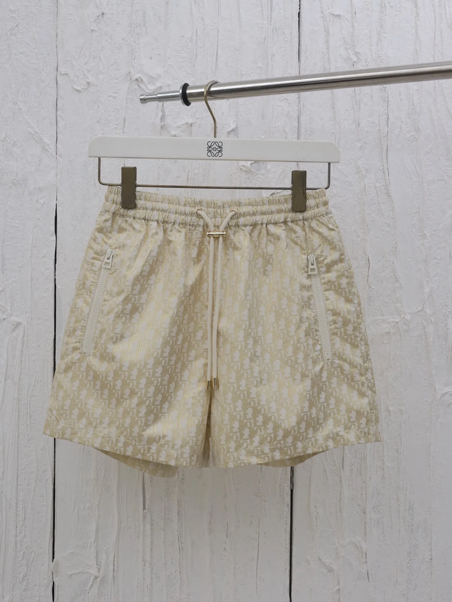 🅿️336 Dio*/Dior 25 new gold taffeta jacquard shorts are carefully made of gold taffeta technical jacquard fabric. They are equipped with a waist drawstring and side zipper pockets, which are unique. Decorated with gold oblique print. It refers back to the classic pattern launched by the brand in 1967. It can be matched with the skirt or top of the series to create a haute couture style. Size: S/M/L