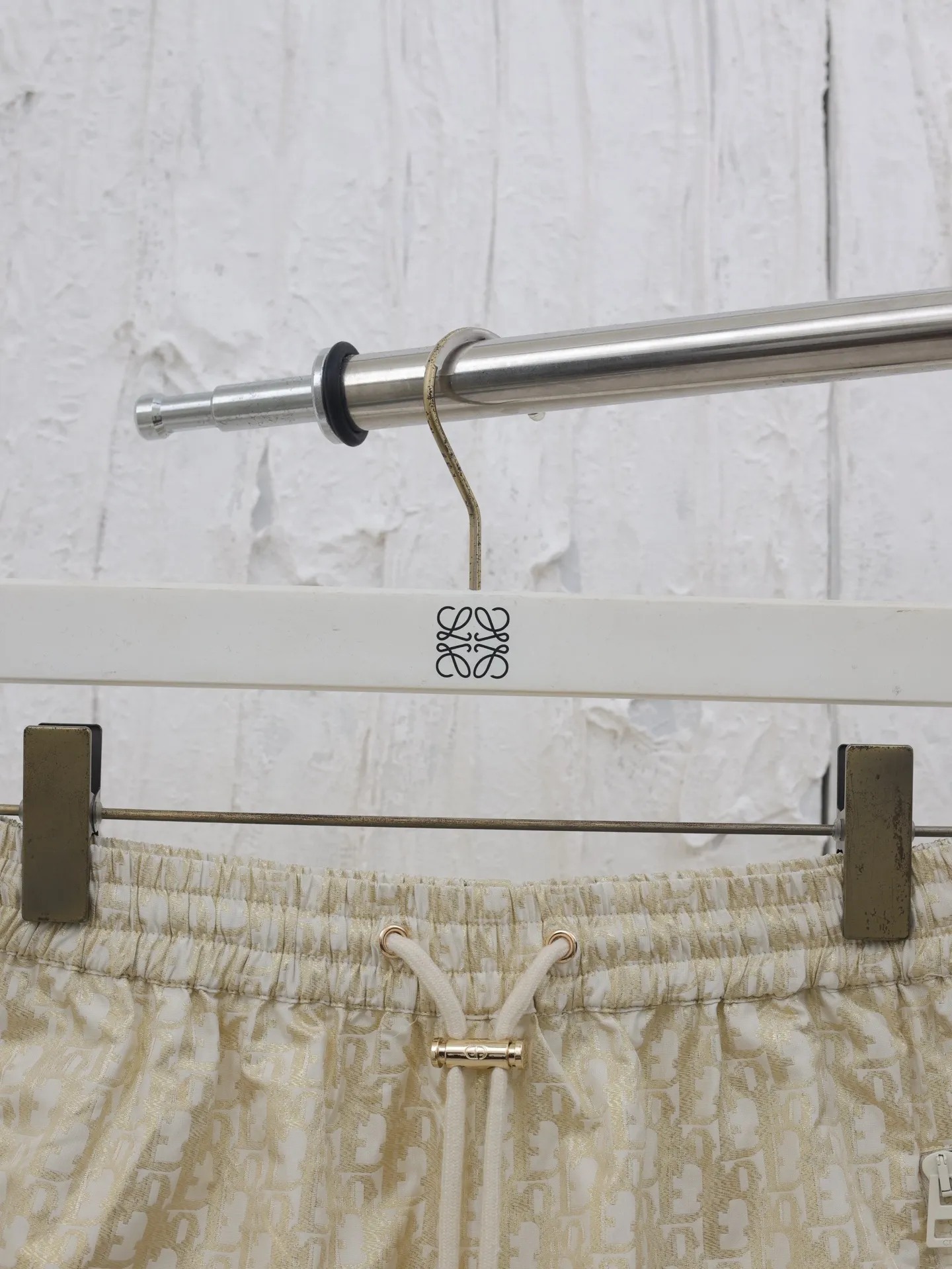 🅿️336 Dio*/Dior 25 new gold taffeta jacquard shorts are carefully made of gold taffeta technical jacquard fabric. They are equipped with a waist drawstring and side zipper pockets, which are unique. Decorated with gold oblique print. It refers back to the classic pattern launched by the brand in 1967. It can be matched with the skirt or top of the series to create a haute couture style. Size: S/M/L