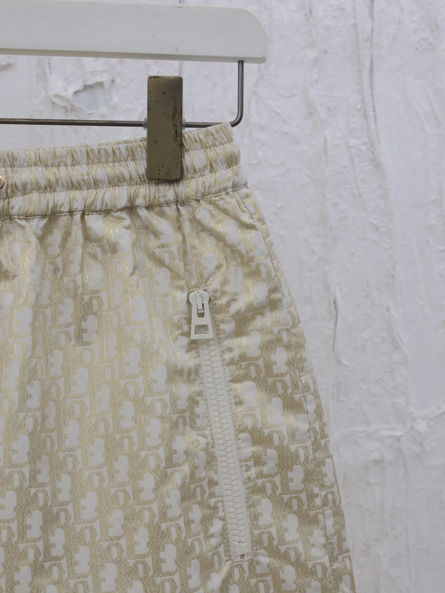 🅿️336 Dio*/Dior 25 new gold taffeta jacquard shorts are carefully made of gold taffeta technical jacquard fabric. They are equipped with a waist drawstring and side zipper pockets, which are unique. Decorated with gold oblique print. It refers back to the classic pattern launched by the brand in 1967. It can be matched with the skirt or top of the series to create a haute couture style. Size: S/M/L