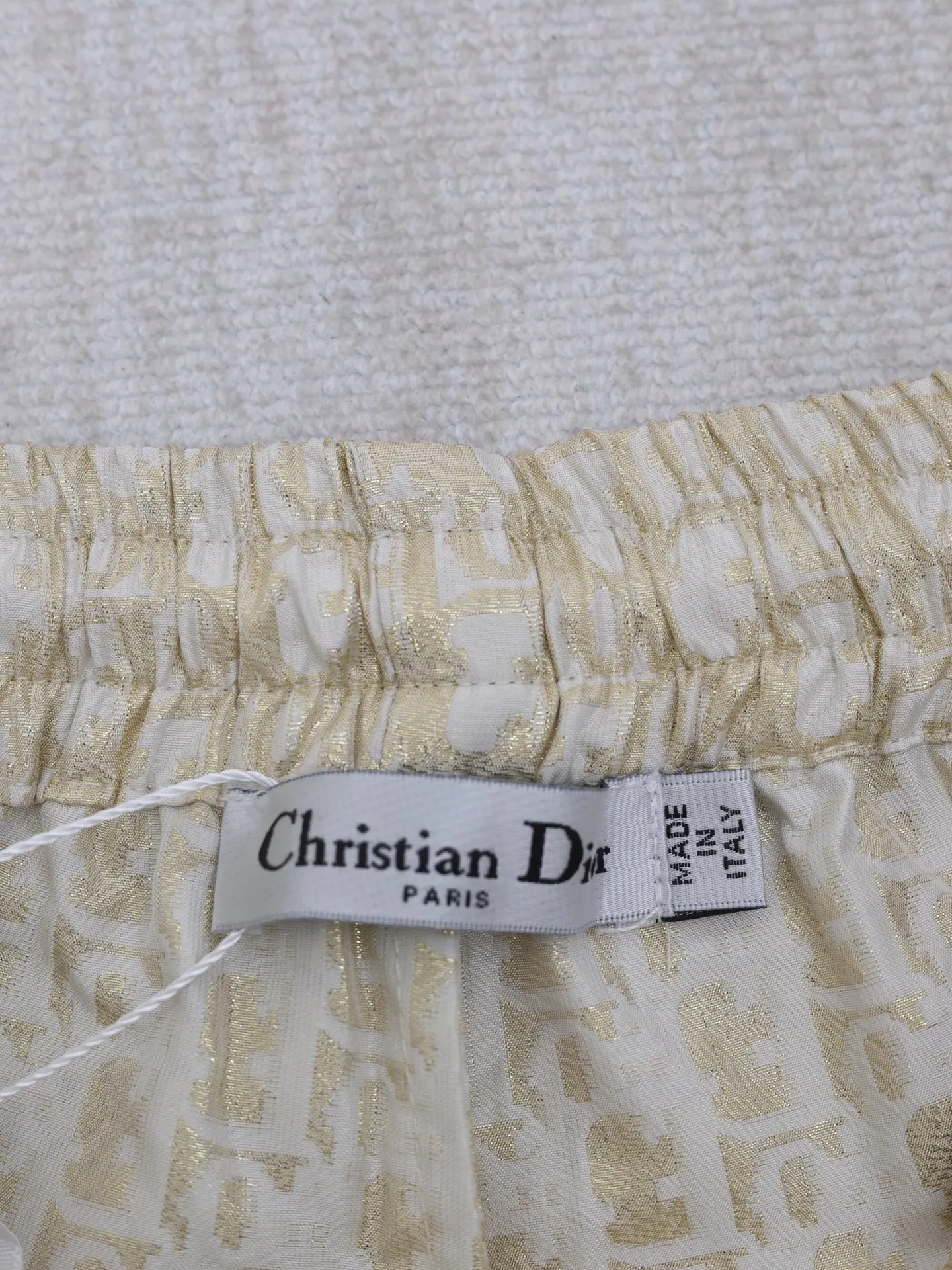 🅿️336 Dio*/Dior 25 new gold taffeta jacquard shorts are carefully made of gold taffeta technical jacquard fabric. They are equipped with a waist drawstring and side zipper pockets, which are unique. Decorated with gold oblique print. It refers back to the classic pattern launched by the brand in 1967. It can be matched with the skirt or top of the series to create a haute couture style. Size: S/M/L