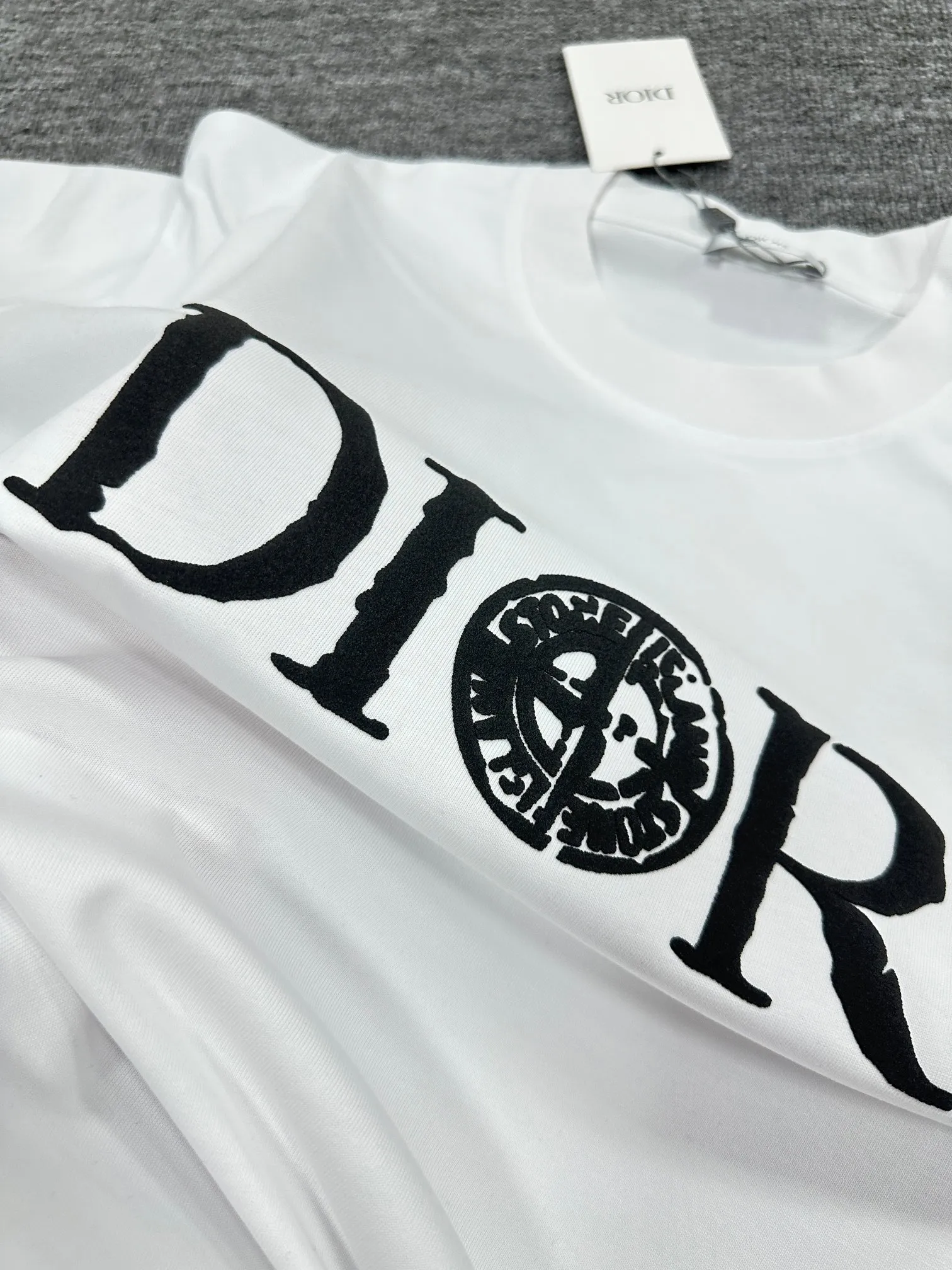 🅿️180 Dio* Dior* 2025 spring and summer new style Classic simple black and white letters Three-dimensional foaming technology Customized double yarn plain cotton fabric Short-sleeved T-shirt Uniform style for men and women Color: black white Size: S (90-130 pounds) M (120-150 pounds) L (140-165 pounds) XL (160-180 pounds) XXL (180-210 pounds)