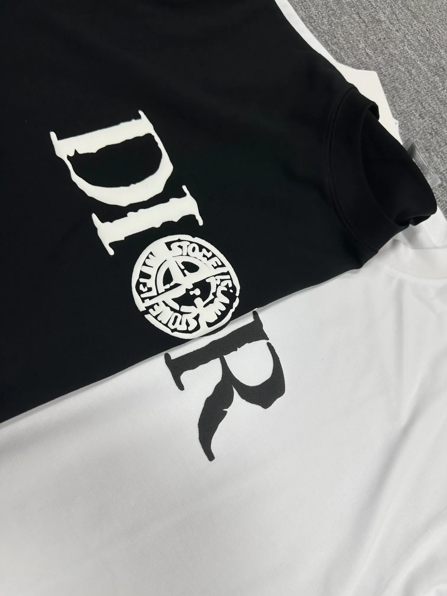 🅿️180 Dio* Dior* 2025 spring and summer new style Classic simple black and white letters Three-dimensional foaming technology Customized double yarn plain cotton fabric Short-sleeved T-shirt Uniform style for men and women Color: black white Size: S (90-130 pounds) M (120-150 pounds) L (140-165 pounds) XL (160-180 pounds) XXL (180-210 pounds)