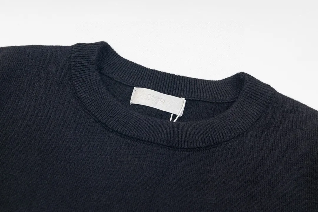 🅿️250 DIOR Classic Jacquard Knitted Sweater Casual Tops for Couples 1️⃣Dior classic series, exquisite craftsmanship, silky and super breathable fabrics, high-end and supple hand feel, spun knitted elastic fabric, light and breathable without any sense of restraint, high quality knitting, 2️⃣ It is very youthful and energetic, and can be easily controlled by both men and women. It is very in line with the fashion aesthetic concepts of today's young people, creating a casual and lazy fashion tone. It is a must-have for couples in autumn and winter! 3️⃣ Complete accessories, same style for men and women. Color: white, black Size: S, M, L, XL