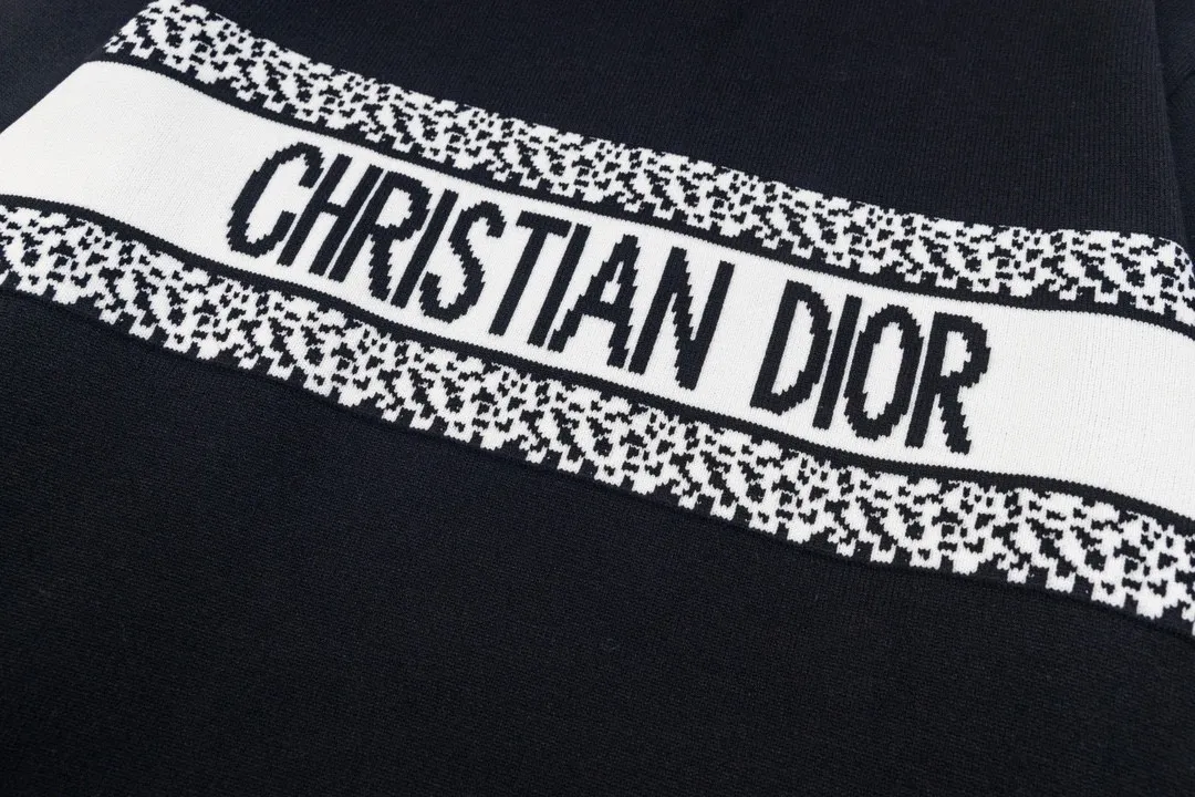 🅿️250 DIOR Classic Jacquard Knitted Sweater Casual Tops for Couples 1️⃣Dior classic series, exquisite craftsmanship, silky and super breathable fabrics, high-end and supple hand feel, spun knitted elastic fabric, light and breathable without any sense of restraint, high quality knitting, 2️⃣ It is very youthful and energetic, and can be easily controlled by both men and women. It is very in line with the fashion aesthetic concepts of today's young people, creating a casual and lazy fashion tone. It is a must-have for couples in autumn and winter! 3️⃣ Complete accessories, same style for men and women. Color: white, black Size: S, M, L, XL