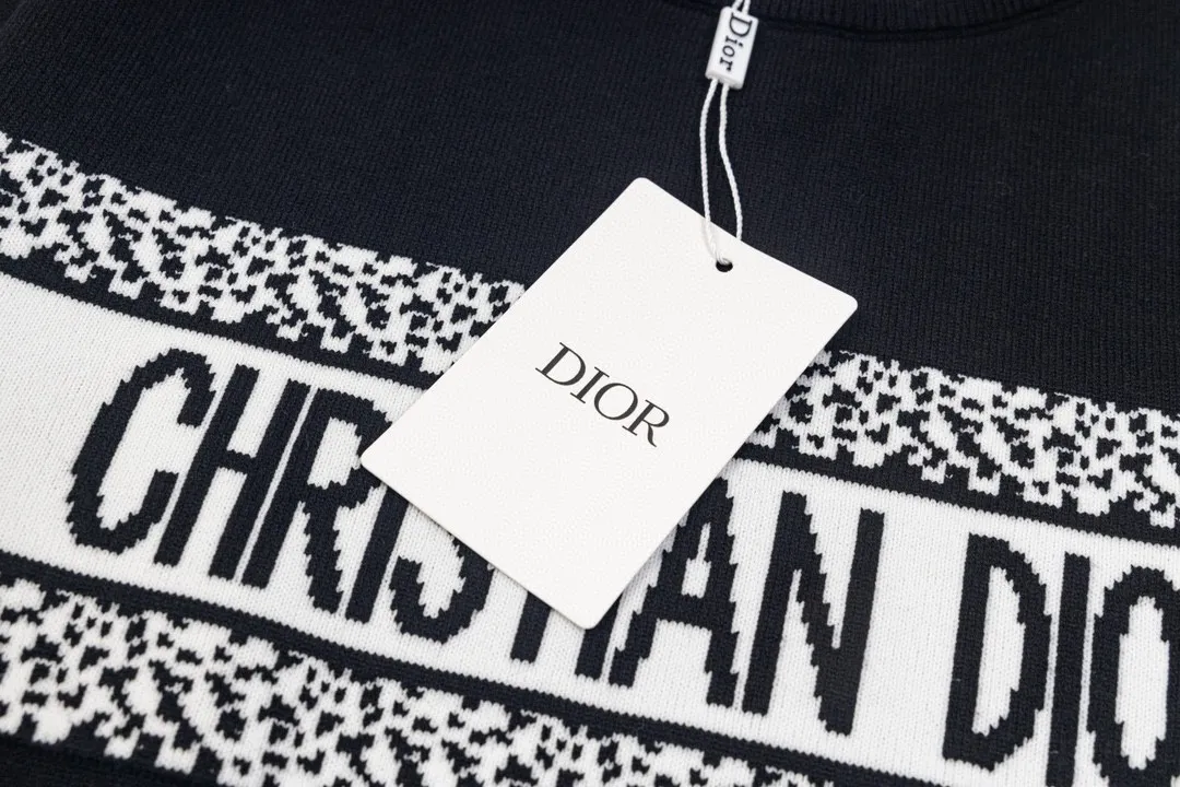🅿️250 DIOR Classic Jacquard Knitted Sweater Casual Tops for Couples 1️⃣Dior classic series, exquisite craftsmanship, silky and super breathable fabrics, high-end and supple hand feel, spun knitted elastic fabric, light and breathable without any sense of restraint, high quality knitting, 2️⃣ It is very youthful and energetic, and can be easily controlled by both men and women. It is very in line with the fashion aesthetic concepts of today's young people, creating a casual and lazy fashion tone. It is a must-have for couples in autumn and winter! 3️⃣ Complete accessories, same style for men and women. Color: white, black Size: S, M, L, XL
