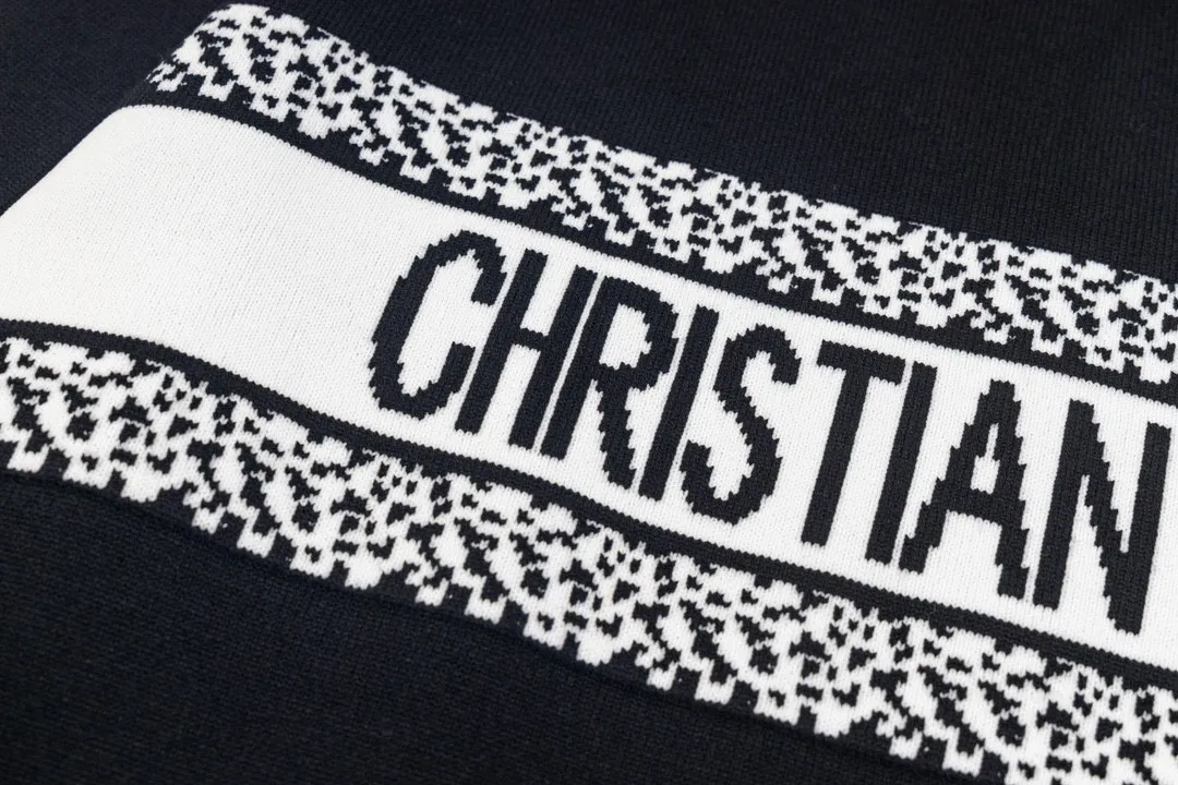 🅿️250 DIOR Classic Jacquard Knitted Sweater Casual Tops for Couples 1️⃣Dior classic series, exquisite craftsmanship, silky and super breathable fabrics, high-end and supple hand feel, spun knitted elastic fabric, light and breathable without any sense of restraint, high quality knitting, 2️⃣ It is very youthful and energetic, and can be easily controlled by both men and women. It is very in line with the fashion aesthetic concepts of today's young people, creating a casual and lazy fashion tone. It is a must-have for couples in autumn and winter! 3️⃣ Complete accessories, same style for men and women. Color: white, black Size: S, M, L, XL