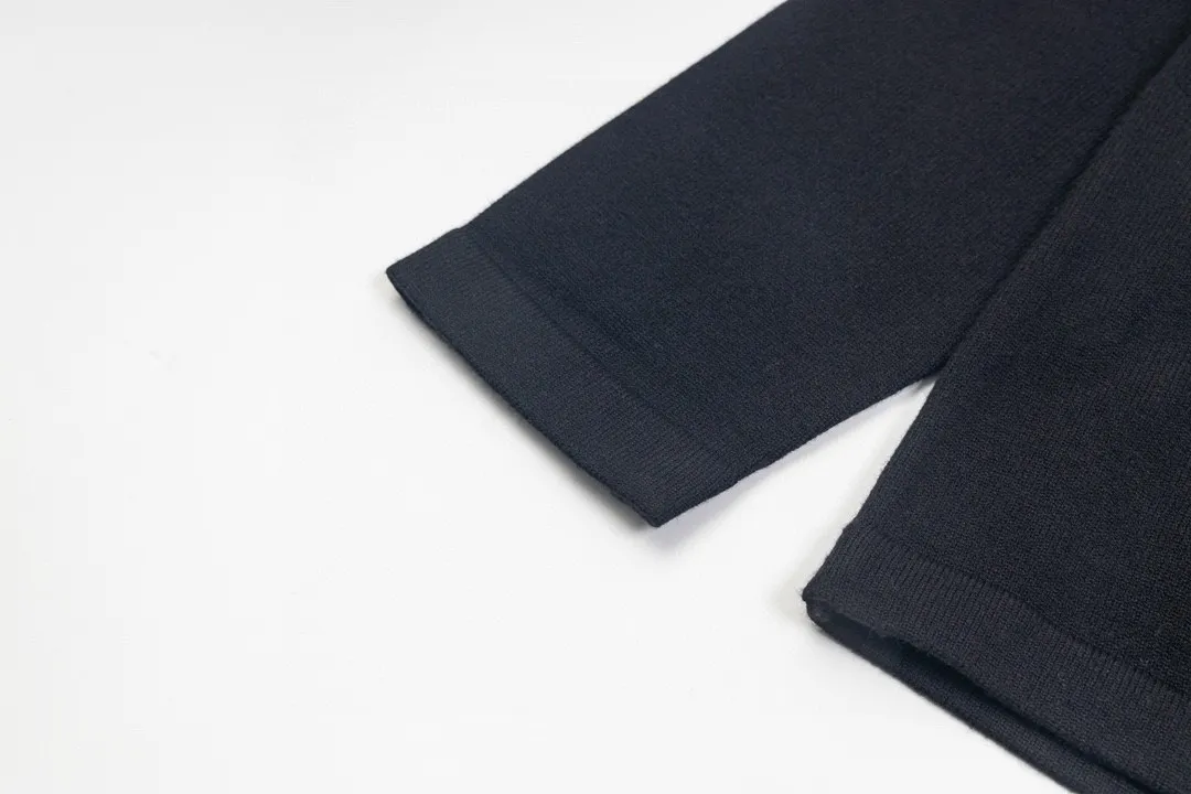🅿️250 DIOR Classic Jacquard Knitted Sweater Casual Tops for Couples 1️⃣Dior classic series, exquisite craftsmanship, silky and super breathable fabrics, high-end and supple hand feel, spun knitted elastic fabric, light and breathable without any sense of restraint, high quality knitting, 2️⃣ It is very youthful and energetic, and can be easily controlled by both men and women. It is very in line with the fashion aesthetic concepts of today's young people, creating a casual and lazy fashion tone. It is a must-have for couples in autumn and winter! 3️⃣ Complete accessories, same style for men and women. Color: white, black Size: S, M, L, XL