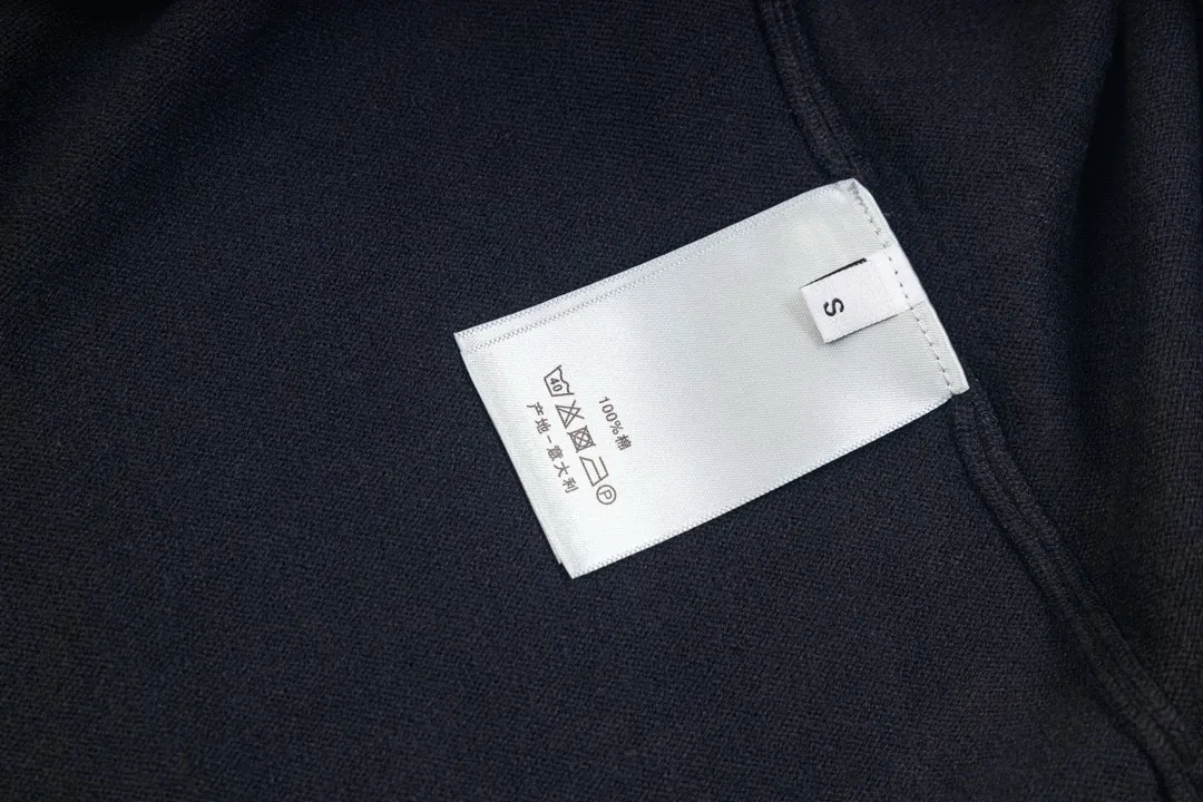 🅿️250 DIOR Classic Jacquard Knitted Sweater Casual Tops for Couples 1️⃣Dior classic series, exquisite craftsmanship, silky and super breathable fabrics, high-end and supple hand feel, spun knitted elastic fabric, light and breathable without any sense of restraint, high quality knitting, 2️⃣ It is very youthful and energetic, and can be easily controlled by both men and women. It is very in line with the fashion aesthetic concepts of today's young people, creating a casual and lazy fashion tone. It is a must-have for couples in autumn and winter! 3️⃣ Complete accessories, same style for men and women. Color: white, black Size: S, M, L, XL
