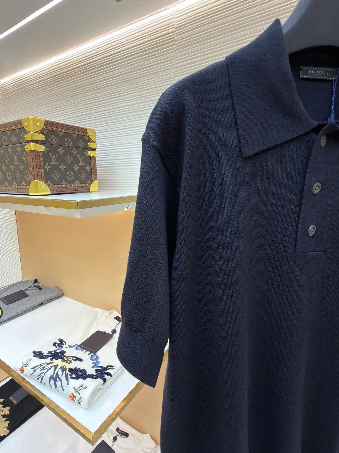 Prada embroidered lapel Polo shirt ●Original version: Purchased and developed for 11500 ●Item number: 1682410-A50 ●Fabric: 16-needle fine-needle woolen fabric ●Technology: embroidery production ●Color: black ●Version: Fitted version ●Weight: about 460 grams ●Size: 42-44-46-48 ●Description: Customized fine-needle 16-needle woolen fabric, comfortable, breathable, crisp and stylish The iconic Prada embroidered logo embellishes the front. It is sublimated by combining logo sweaters and Polo shirts. The three-dimensional silhouette optimizes body proportions and makes you slim. Fashionable and versatile, using imported machine embroidery. It uses advanced knitting technology and computer control system. Combined with the design (CAD) system to increase the layering and three-dimensionality of the embroidery. It uses seams and three-dimensional stitching. It uses specific sewing methods at the seams to make the clothes more three-dimensional and fit the body. The workmanship is cumbersome and complex. The neckline and armpit sleeves are narrowed by a disc sewing machine, and the edges are closed with an exposed jacquard effect. The prominent pattern formed on the fabric through a specific weaving process adds to the visual effect, making it neat and orderly. The overall wiring is straight and delicate, the fabric is comfortable and soft, and the color is consistent without color difference. It can be matched with the same style to create a fashionable look and control various occasions. Customized accessories, complete with three standards, same style for men and women!