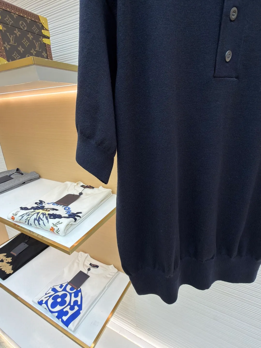 Prada embroidered lapel Polo shirt ●Original version: Purchased and developed for 11500 ●Item number: 1682410-A50 ●Fabric: 16-needle fine-needle woolen fabric ●Technology: embroidery production ●Color: black ●Version: Fitted version ●Weight: about 460 grams ●Size: 42-44-46-48 ●Description: Customized fine-needle 16-needle woolen fabric, comfortable, breathable, crisp and stylish The iconic Prada embroidered logo embellishes the front. It is sublimated by combining logo sweaters and Polo shirts. The three-dimensional silhouette optimizes body proportions and makes you slim. Fashionable and versatile, using imported machine embroidery. It uses advanced knitting technology and computer control system. Combined with the design (CAD) system to increase the layering and three-dimensionality of the embroidery. It uses seams and three-dimensional stitching. It uses specific sewing methods at the seams to make the clothes more three-dimensional and fit the body. The workmanship is cumbersome and complex. The neckline and armpit sleeves are narrowed by a disc sewing machine, and the edges are closed with an exposed jacquard effect. The prominent pattern formed on the fabric through a specific weaving process adds to the visual effect, making it neat and orderly. The overall wiring is straight and delicate, the fabric is comfortable and soft, and the color is consistent without color difference. It can be matched with the same style to create a fashionable look and control various occasions. Customized accessories, complete with three standards, same style for men and women!