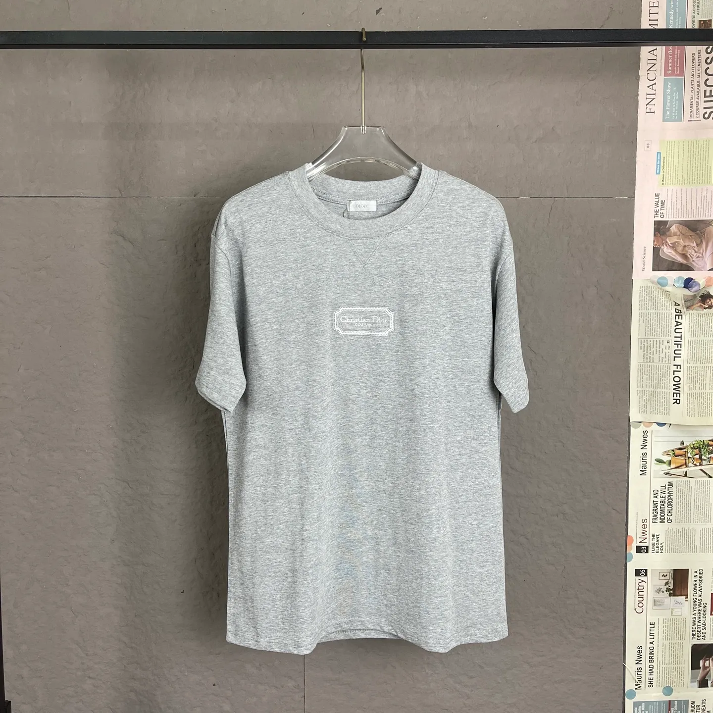 🅿️180 A13 DIOR couture blade embroidered short-sleeved T-shirt. Exclusively customized 300 grams from the original board. The double yarn pure cotton fabric has a very soft and comfortable texture. 100% different top fabrics on the market (no shrinkage, no deformation, no pilling). Matched with 320 grams 1x1 thread (fabric thread is dyed in the same cylinder, no color difference, not easy to deform). Original 1:1 version. Original 1:1 customized accessories. Collar label Care label, tag, packaging (perfect details) Size: S-XL Color: apricot, white, blue, gray, dark gray