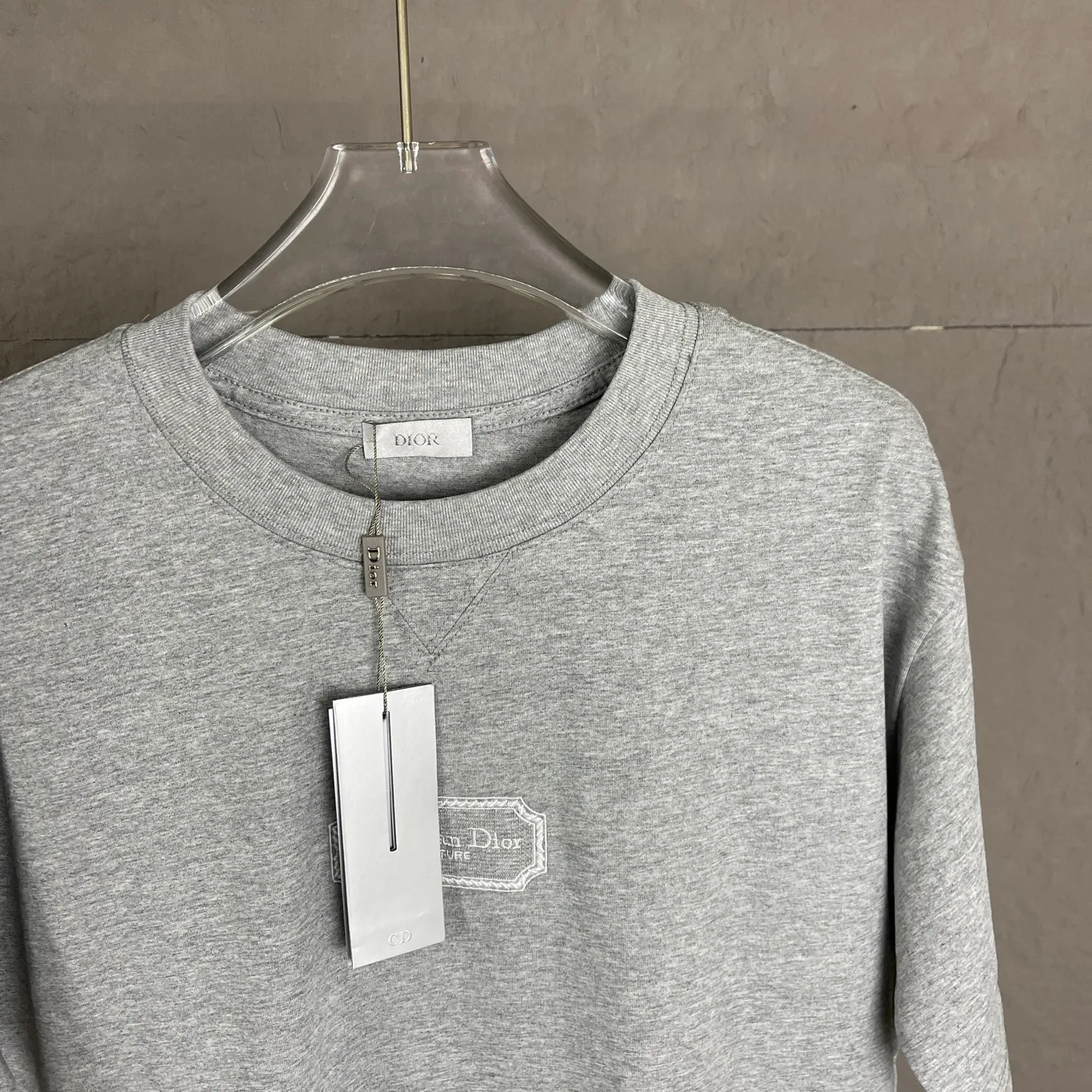 🅿️180 A13 DIOR couture blade embroidered short-sleeved T-shirt. Exclusively customized 300 grams from the original board. The double yarn pure cotton fabric has a very soft and comfortable texture. 100% different top fabrics on the market (no shrinkage, no deformation, no pilling). Matched with 320 grams 1x1 thread (fabric thread is dyed in the same cylinder, no color difference, not easy to deform). Original 1:1 version. Original 1:1 customized accessories. Collar label Care label, tag, packaging (perfect details) Size: S-XL Color: apricot, white, blue, gray, dark gray