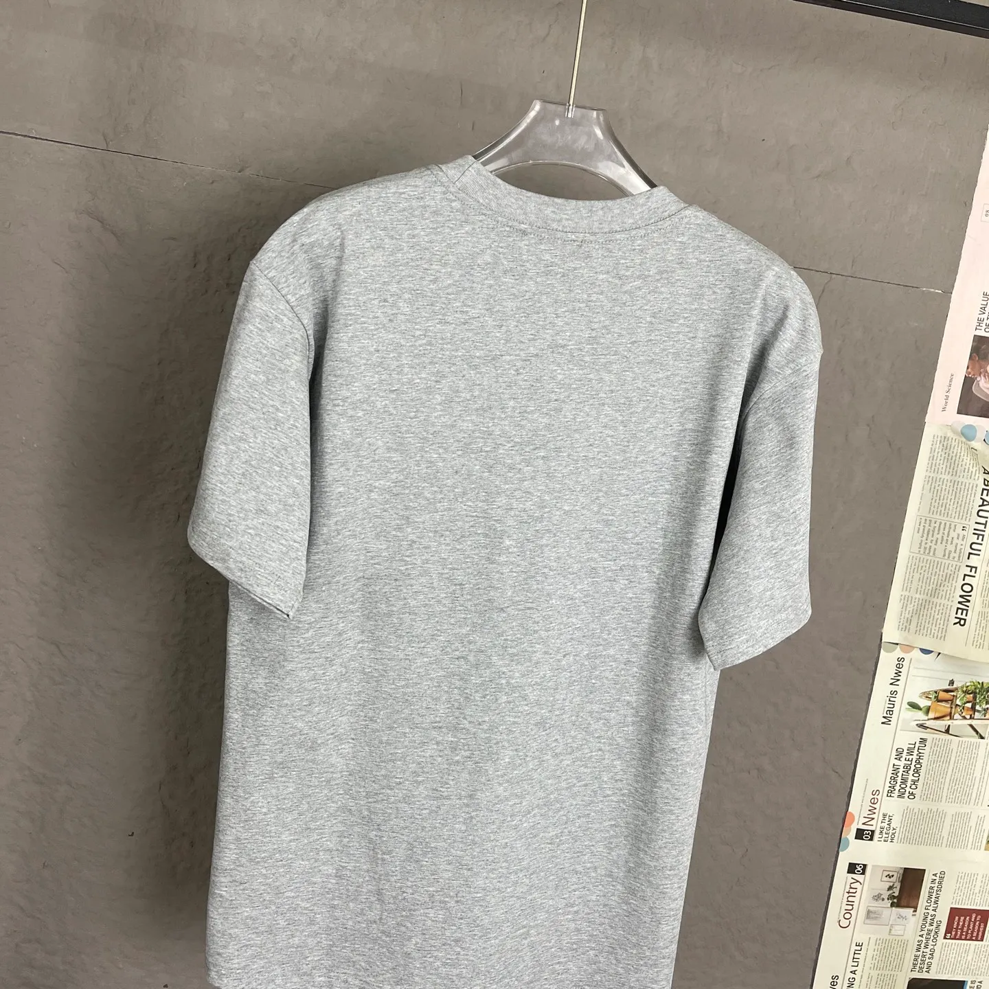 🅿️180 A13 DIOR couture blade embroidered short-sleeved T-shirt. Exclusively customized 300 grams from the original board. The double yarn pure cotton fabric has a very soft and comfortable texture. 100% different top fabrics on the market (no shrinkage, no deformation, no pilling). Matched with 320 grams 1x1 thread (fabric thread is dyed in the same cylinder, no color difference, not easy to deform). Original 1:1 version. Original 1:1 customized accessories. Collar label Care label, tag, packaging (perfect details) Size: S-XL Color: apricot, white, blue, gray, dark gray