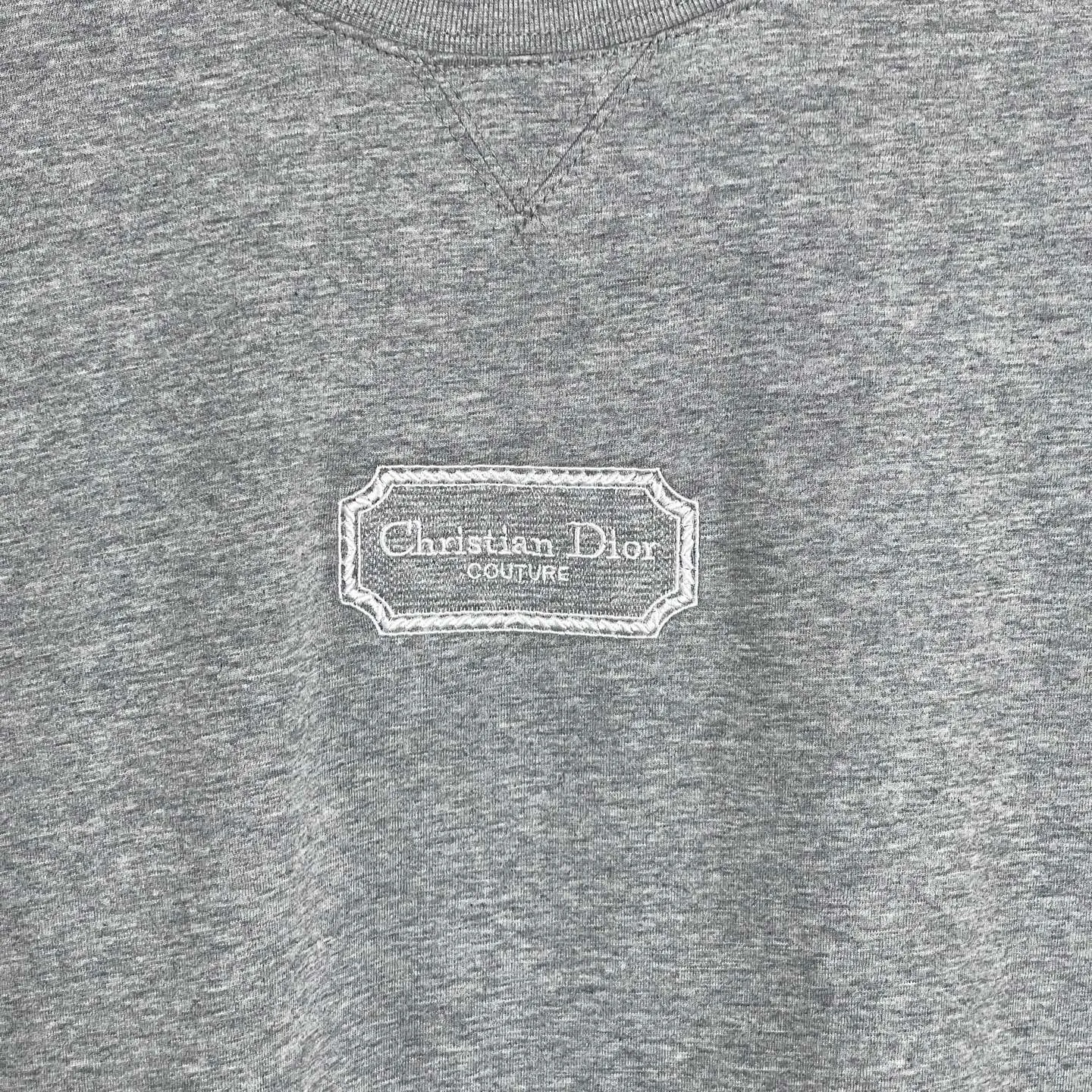 🅿️180 A13 DIOR couture blade embroidered short-sleeved T-shirt. Exclusively customized 300 grams from the original board. The double yarn pure cotton fabric has a very soft and comfortable texture. 100% different top fabrics on the market (no shrinkage, no deformation, no pilling). Matched with 320 grams 1x1 thread (fabric thread is dyed in the same cylinder, no color difference, not easy to deform). Original 1:1 version. Original 1:1 customized accessories. Collar label Care label, tag, packaging (perfect details) Size: S-XL Color: apricot, white, blue, gray, dark gray