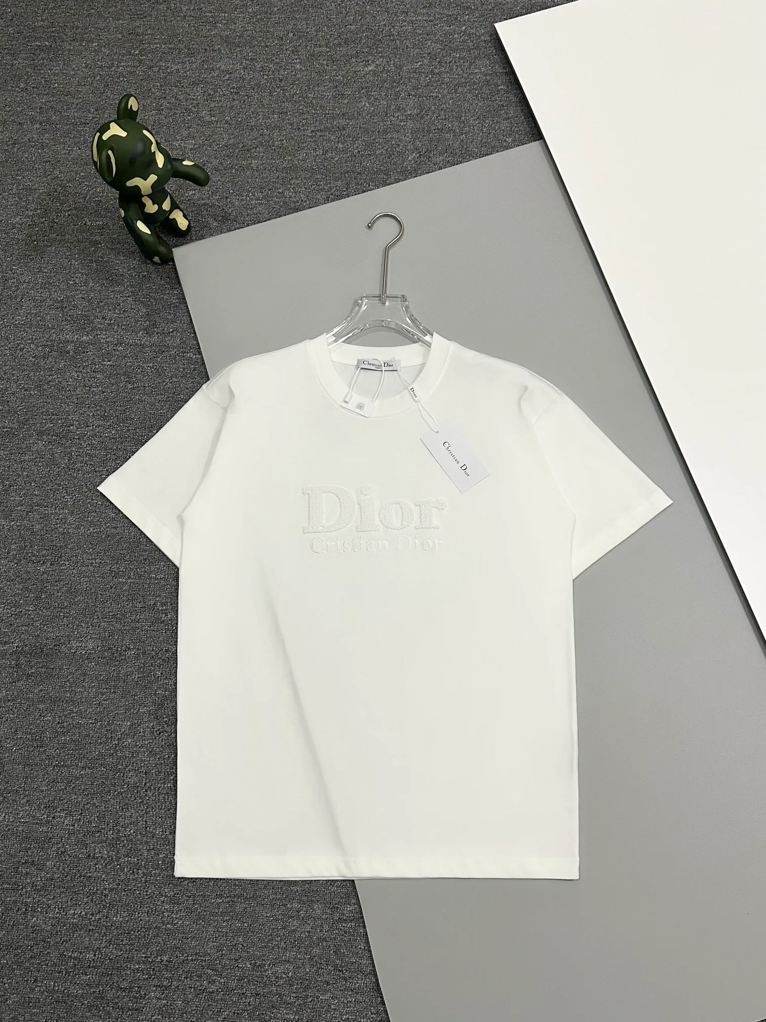 🅿️190 [High quality] Dior's new summer round neck T-shirt, embroidered bottom sequins and toothbrush embroidered English logo short-sleeved T-shirt, toothbrush embroidery technology, same color embroidery. Soft and delicate, 32-count 280g combed cotton fabric, soft and skin-friendly. The workmanship is meticulous and the thickness is moderate. The same style for men and women, loose fit, fashionable and versatile for all ages. All three standards are complete. Color: White~Black Size: S-XL