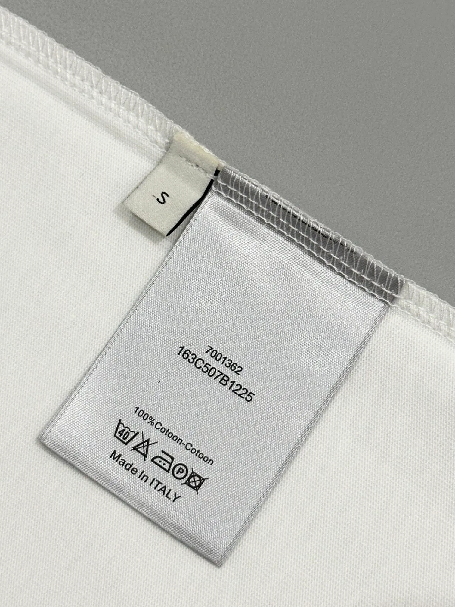 🅿️190 [High quality] Dior's new summer round neck T-shirt, embroidered bottom sequins and toothbrush embroidered English logo short-sleeved T-shirt, toothbrush embroidery technology, same color embroidery. Soft and delicate, 32-count 280g combed cotton fabric, soft and skin-friendly. The workmanship is meticulous and the thickness is moderate. The same style for men and women, loose fit, fashionable and versatile for all ages. All three standards are complete. Color: White~Black Size: S-XL