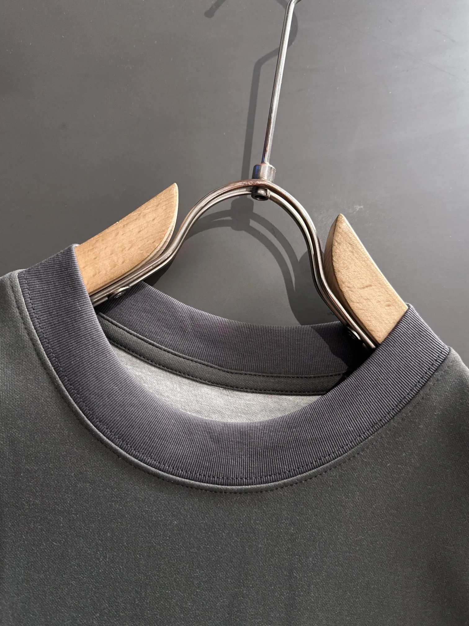 🅿️270 next day shipping DIOR/Dior's new spring and summer high-end T-shirt. It is truly double-sided fabric with the highest luxury and high quality. It is a style that you can wear with your eyes closed. The combed heavy fabric has a more textured upper body than ordinary T-shirts and is not easy to deform. This texture can cope with the weather, absorbs sweat and is breathable, suitable for both hot and cold! Perfectly produced with reference to the original stitch and stitch! The loose fit design is super noble. Really rare and rare goods Size: M-2XL