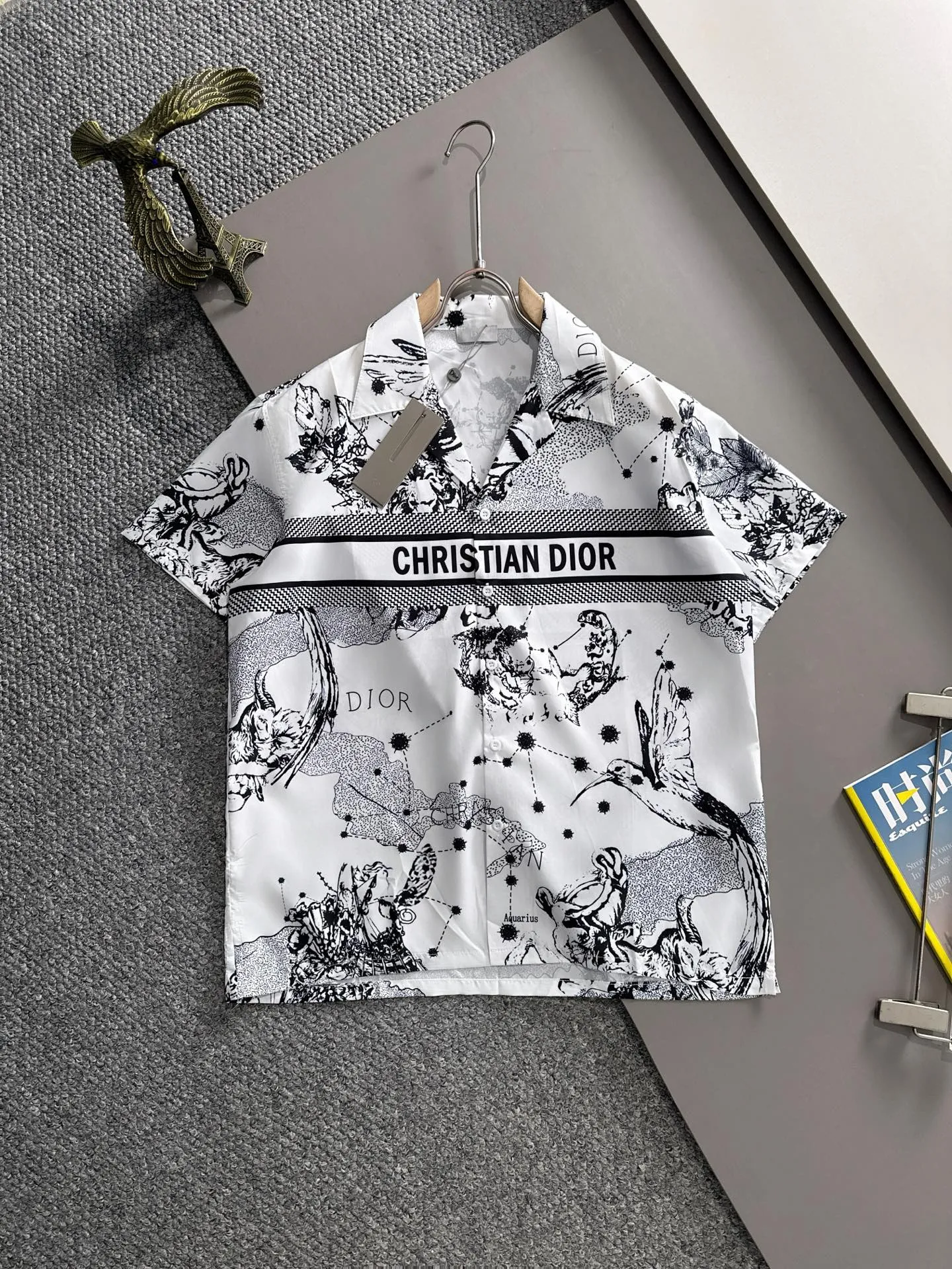 🅿️290 Dior 2025 summer classic LOGO design all-over printed shirt, light and thin cotton full-body digital printing, made of high-quality polyester fiber fabric, carefully crafted in a standard version, versatile for leisure time! The classic logo is very eye-catching, showing a sense of luxury and style. It is a classic and mainstream style that never goes out of style and is elegant! Extremely handsome, classic and heroic. Same style for men and women. Size: M-3XL (Please note your height and weight when placing an order)