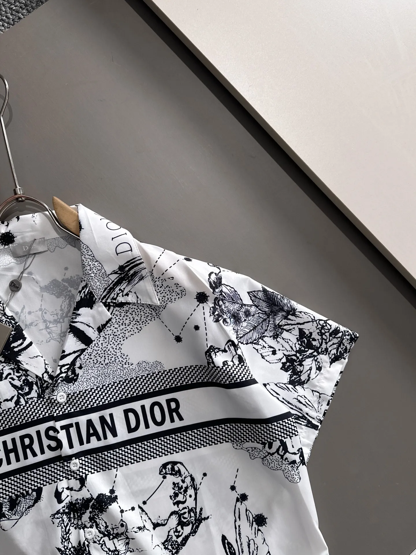 🅿️290 Dior 2025 summer classic LOGO design all-over printed shirt, light and thin cotton full-body digital printing, made of high-quality polyester fiber fabric, carefully crafted in a standard version, versatile for leisure time! The classic logo is very eye-catching, showing a sense of luxury and style. It is a classic and mainstream style that never goes out of style and is elegant! Extremely handsome, classic and heroic. Same style for men and women. Size: M-3XL (Please note your height and weight when placing an order)