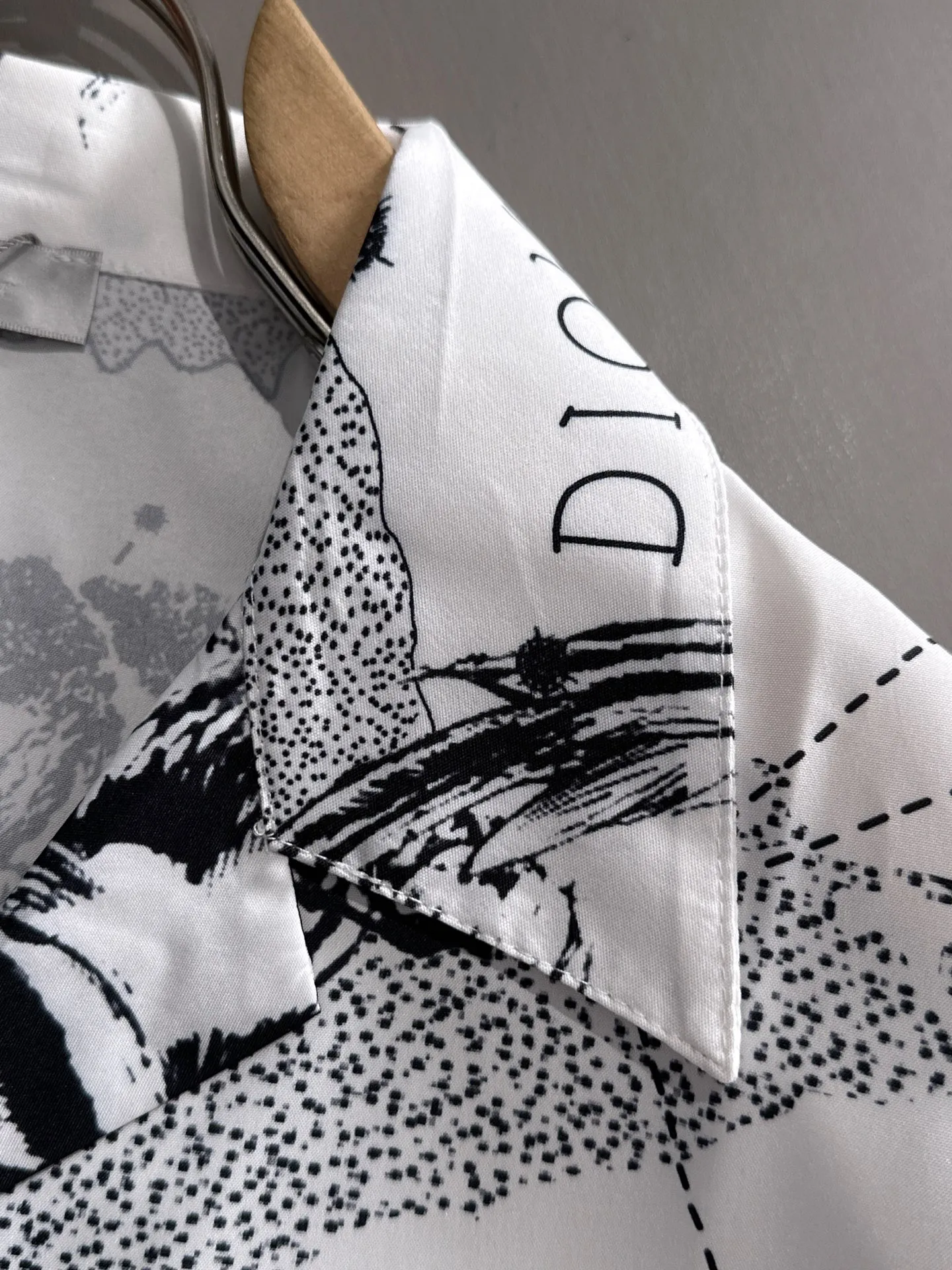 🅿️290 Dior 2025 summer classic LOGO design all-over printed shirt, light and thin cotton full-body digital printing, made of high-quality polyester fiber fabric, carefully crafted in a standard version, versatile for leisure time! The classic logo is very eye-catching, showing a sense of luxury and style. It is a classic and mainstream style that never goes out of style and is elegant! Extremely handsome, classic and heroic. Same style for men and women. Size: M-3XL (Please note your height and weight when placing an order)