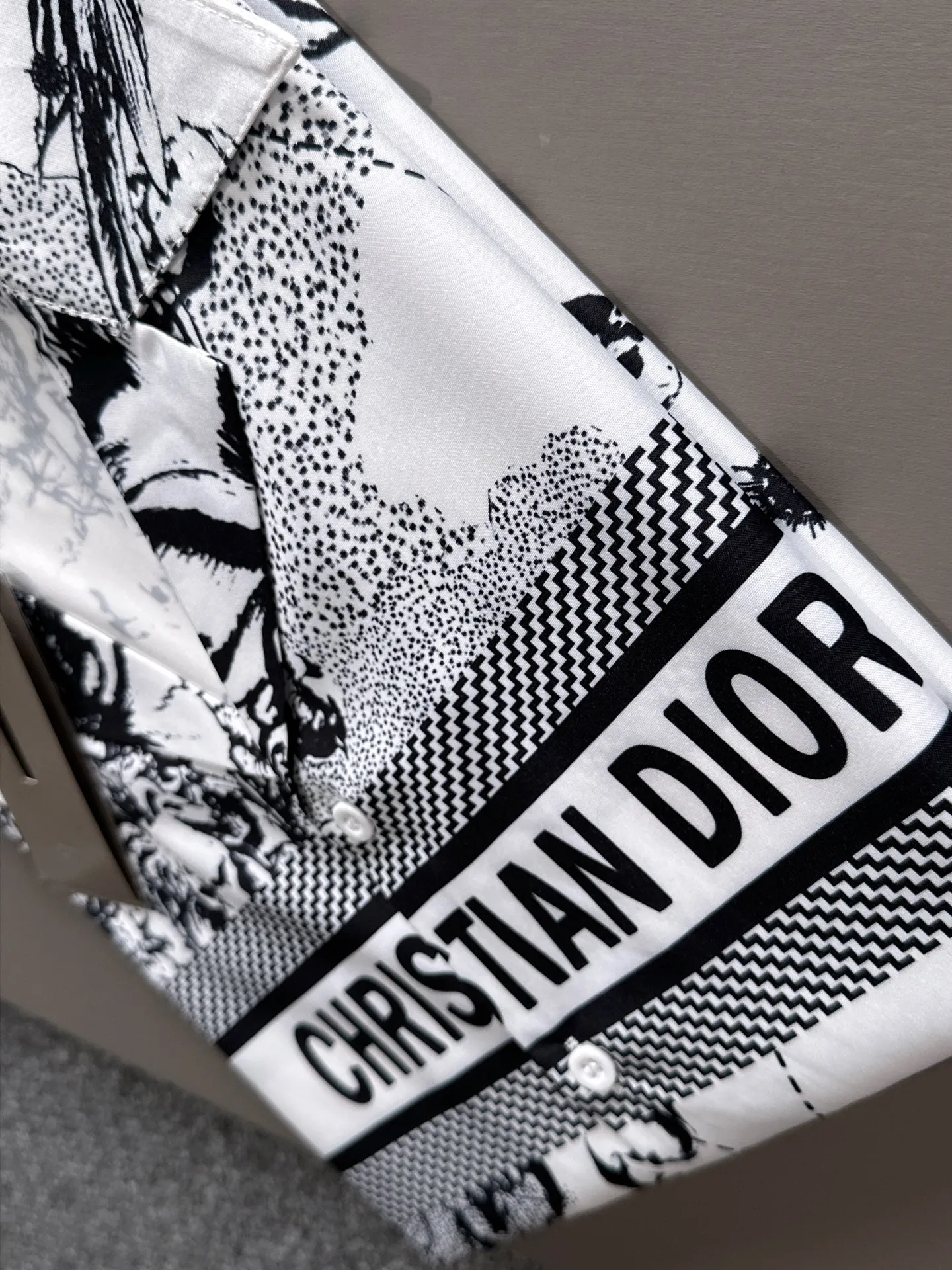 🅿️290 Dior 2025 summer classic LOGO design all-over printed shirt, light and thin cotton full-body digital printing, made of high-quality polyester fiber fabric, carefully crafted in a standard version, versatile for leisure time! The classic logo is very eye-catching, showing a sense of luxury and style. It is a classic and mainstream style that never goes out of style and is elegant! Extremely handsome, classic and heroic. Same style for men and women. Size: M-3XL (Please note your height and weight when placing an order)
