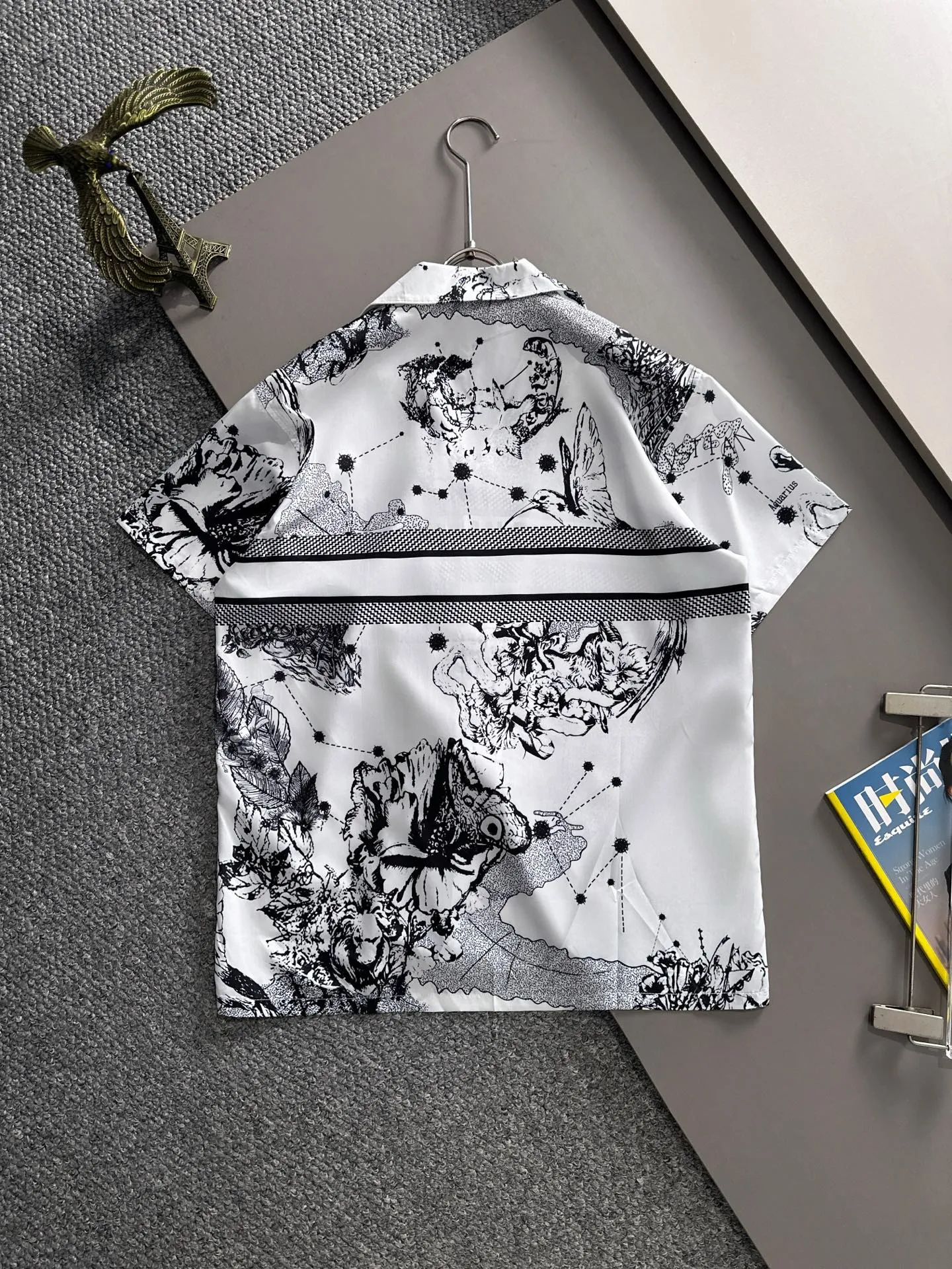 🅿️290 Dior 2025 summer classic LOGO design all-over printed shirt, light and thin cotton full-body digital printing, made of high-quality polyester fiber fabric, carefully crafted in a standard version, versatile for leisure time! The classic logo is very eye-catching, showing a sense of luxury and style. It is a classic and mainstream style that never goes out of style and is elegant! Extremely handsome, classic and heroic. Same style for men and women. Size: M-3XL (Please note your height and weight when placing an order)