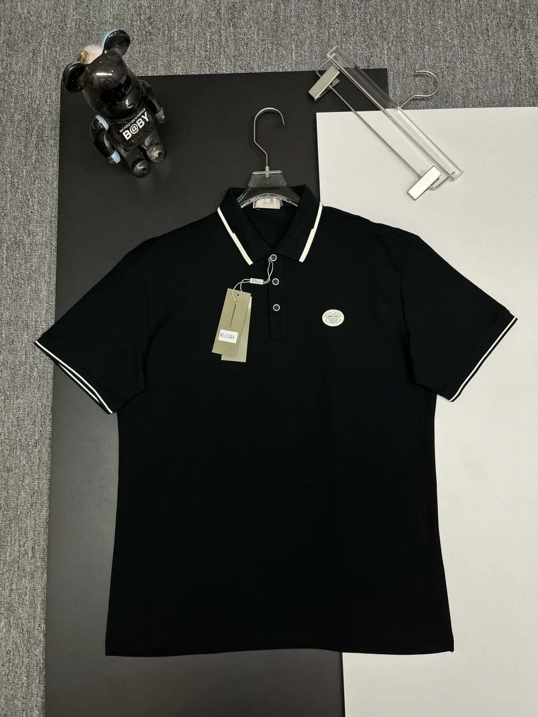 🅿️220 DIOR Dior embroidered new Polo shirt. Original fabric. Official same style. Made of 210 grams of mercerized pique cotton, customized in the same vat. The fabric feels very comfortable and smooth. The version is quite wide and stylish. Produced by a first-line brand factory. Imported Behringer embroidery machine. The embroidery is full and textured. The collar and collar ribs are woven with imported yarn. It will not deform after long-term wear. The latest style for spring and summer. Fashionable and personalized. Super versatile and good-looking. Very suitable for both men and women. A must-have item for everyone. Color: black, white, apricot. Size: M-XXXL