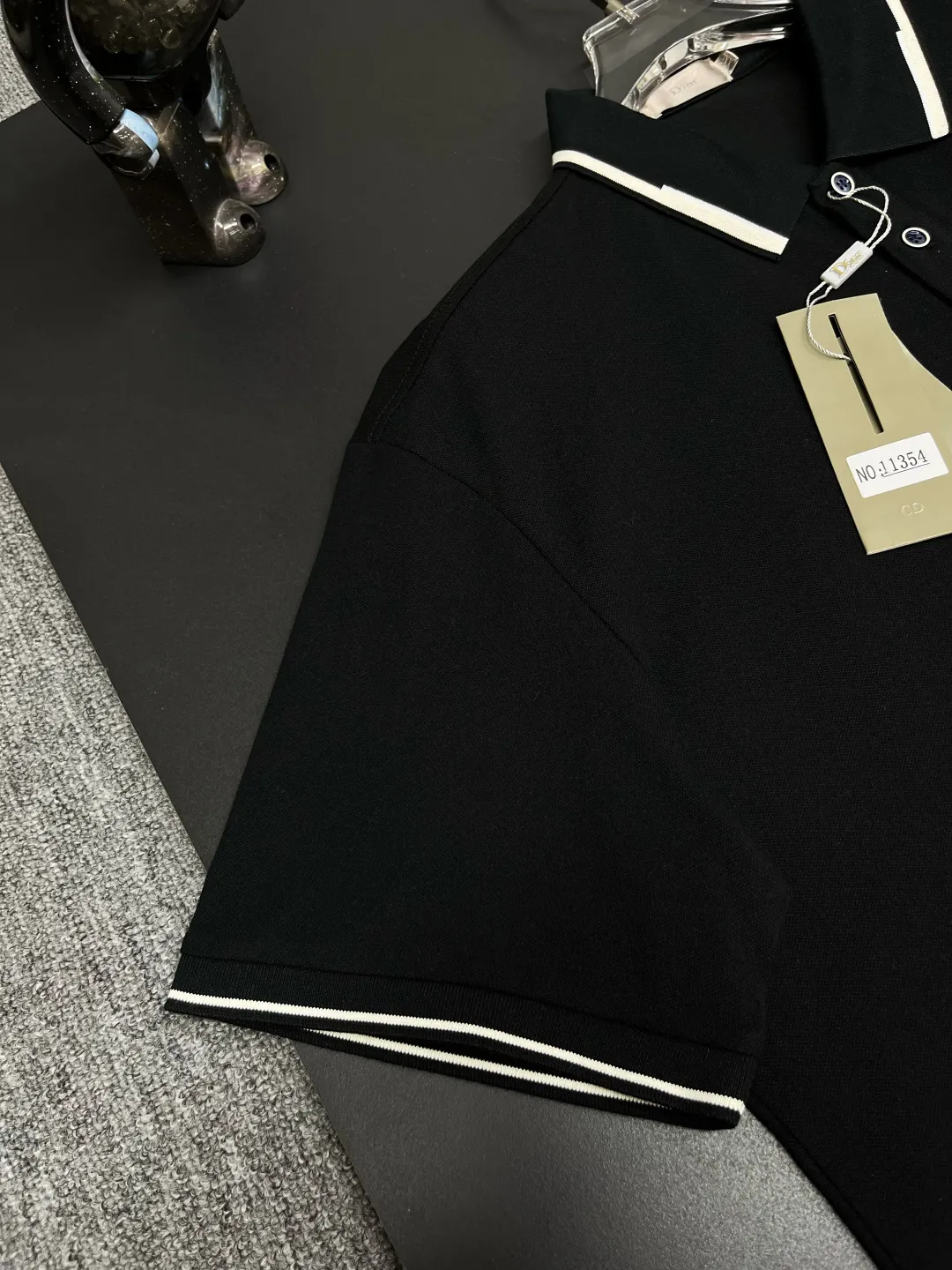🅿️220 DIOR Dior embroidered new Polo shirt. Original fabric. Official same style. Made of 210 grams of mercerized pique cotton, customized in the same vat. The fabric feels very comfortable and smooth. The version is quite wide and stylish. Produced by a first-line brand factory. Imported Behringer embroidery machine. The embroidery is full and textured. The collar and collar ribs are woven with imported yarn. It will not deform after long-term wear. The latest style for spring and summer. Fashionable and personalized. Super versatile and good-looking. Very suitable for both men and women. A must-have item for everyone. Color: black, white, apricot. Size: M-XXXL
