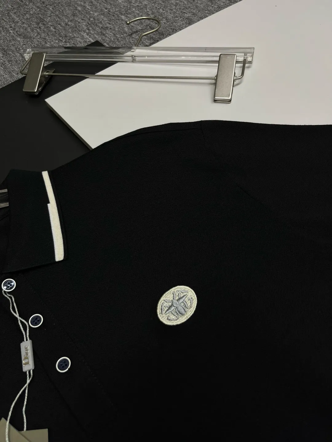 🅿️220 DIOR Dior embroidered new Polo shirt. Original fabric. Official same style. Made of 210 grams of mercerized pique cotton, customized in the same vat. The fabric feels very comfortable and smooth. The version is quite wide and stylish. Produced by a first-line brand factory. Imported Behringer embroidery machine. The embroidery is full and textured. The collar and collar ribs are woven with imported yarn. It will not deform after long-term wear. The latest style for spring and summer. Fashionable and personalized. Super versatile and good-looking. Very suitable for both men and women. A must-have item for everyone. Color: black, white, apricot. Size: M-XXXL
