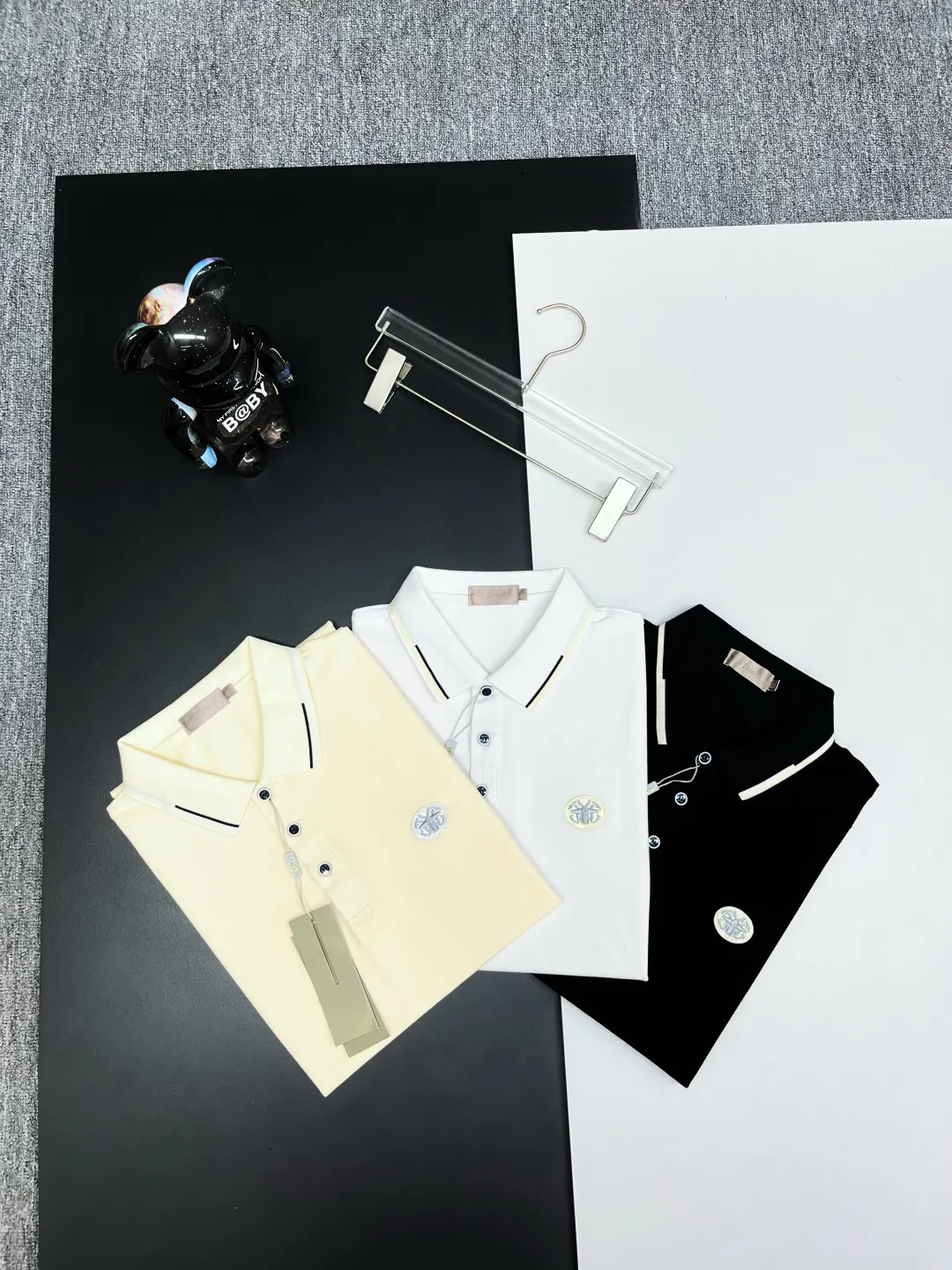 🅿️220 DIOR Dior embroidered new Polo shirt. Original fabric. Official same style. Made of 210 grams of mercerized pique cotton, customized in the same vat. The fabric feels very comfortable and smooth. The version is quite wide and stylish. Produced by a first-line brand factory. Imported Behringer embroidery machine. The embroidery is full and textured. The collar and collar ribs are woven with imported yarn. It will not deform after long-term wear. The latest style for spring and summer. Fashionable and personalized. Super versatile and good-looking. Very suitable for both men and women. A must-have item for everyone. Color: black, white, apricot. Size: M-XXXL