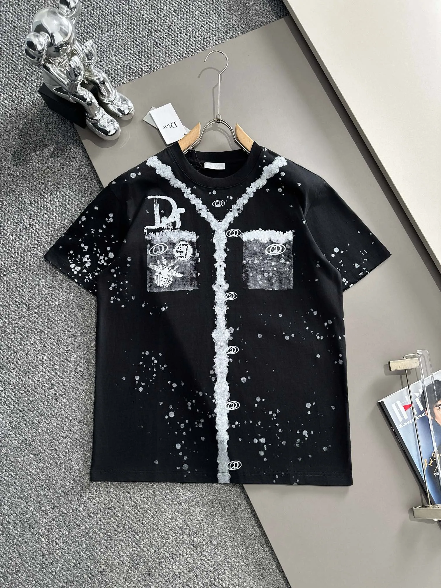 🅿️170 (arrives the next day) Dior 2025 new style inkjet + hand-painted letter logo, same style for men and women, short-sleeved T-shirt ·Customized 260g 100% double yarn pure cotton fabric ·Design dyed 32 count double-strand thread ·Collar tag, main mark and three labels complete Color: black Size: XS S M L