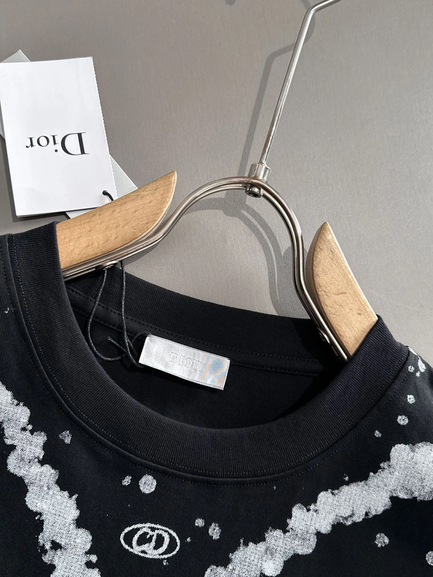 🅿️170 (arrives the next day) Dior 2025 new style inkjet + hand-painted letter logo, same style for men and women, short-sleeved T-shirt ·Customized 260g 100% double yarn pure cotton fabric ·Design dyed 32 count double-strand thread ·Collar tag, main mark and three labels complete Color: black Size: XS S M L