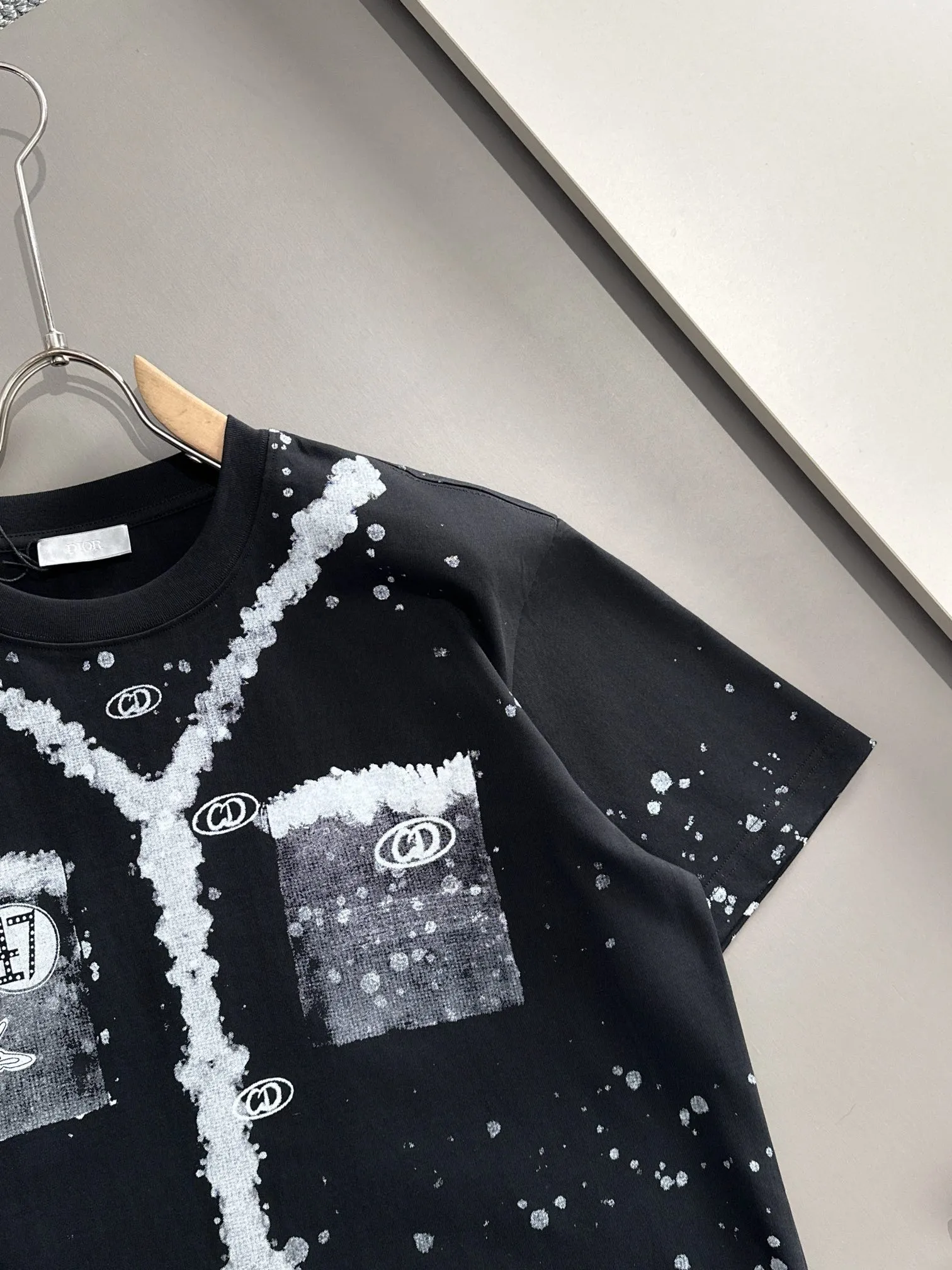 🅿️170 (arrives the next day) Dior 2025 new style inkjet + hand-painted letter logo, same style for men and women, short-sleeved T-shirt ·Customized 260g 100% double yarn pure cotton fabric ·Design dyed 32 count double-strand thread ·Collar tag, main mark and three labels complete Color: black Size: XS S M L
