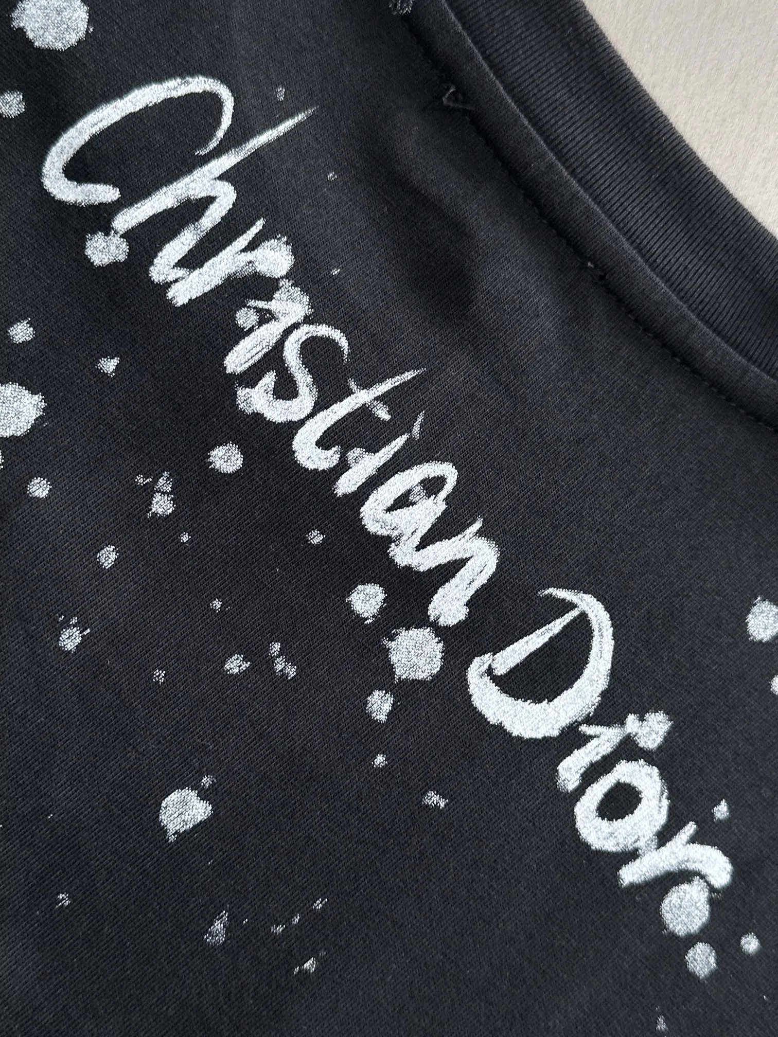 🅿️170 (arrives the next day) Dior 2025 new style inkjet + hand-painted letter logo, same style for men and women, short-sleeved T-shirt ·Customized 260g 100% double yarn pure cotton fabric ·Design dyed 32 count double-strand thread ·Collar tag, main mark and three labels complete Color: black Size: XS S M L