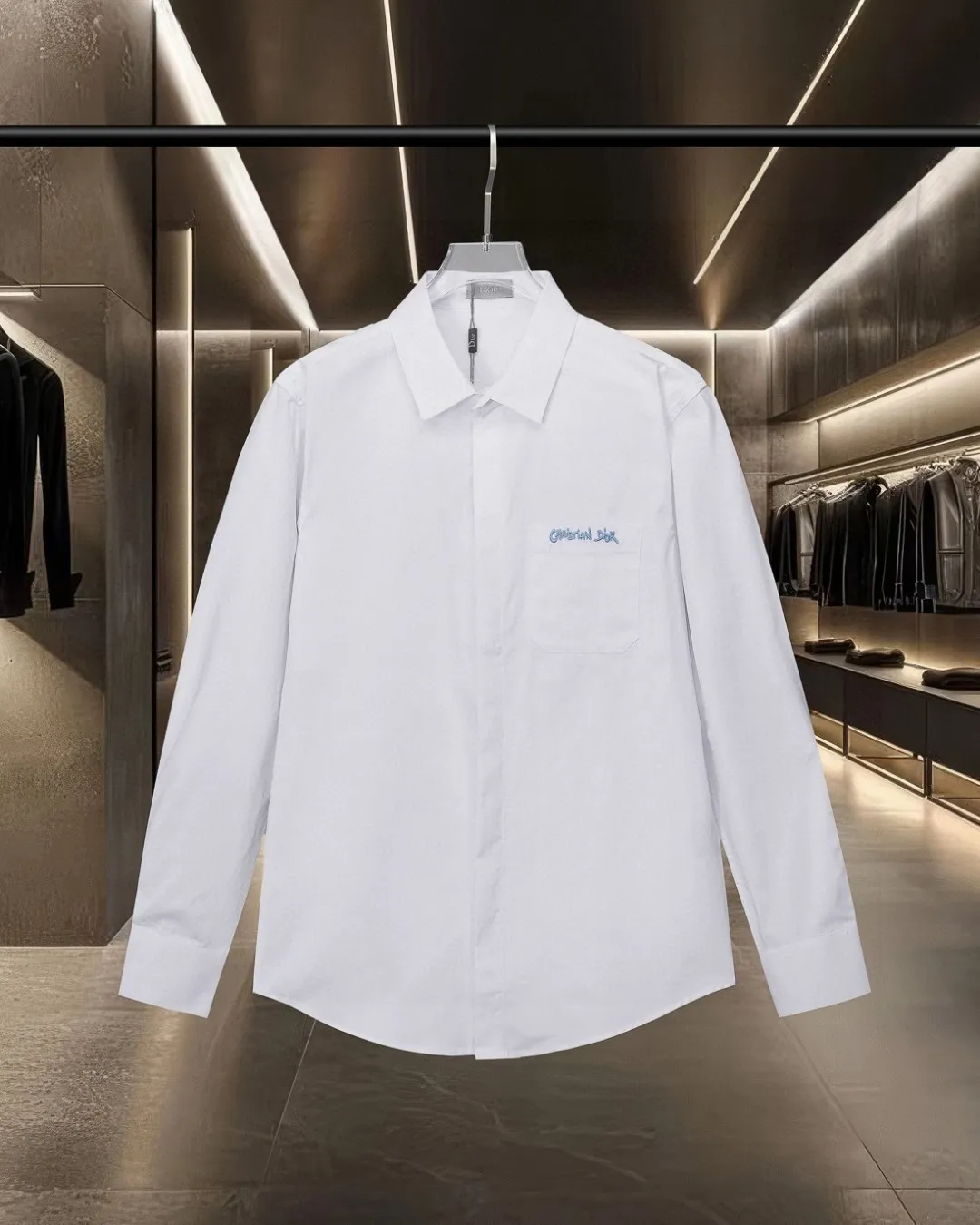 🅿296 DIOR 🔥The most popular style is coming. Simple and versatile pocket letter logo slogan embroidered long-sleeved shirt. 2025ss official website new long-sleeved shirt, exquisite embroidered logo. High-end version, customized fabrics at the counter. Highly breathable and comfortable, exquisitely crafted, impeccable detail processing, ✅customized logo engraved buttons, complete with three labels. Brand element design concept reflects high quality. It feels delicate and soft! It presents a casual cut and the upper body shape is great! 🐍Size: M-XXL