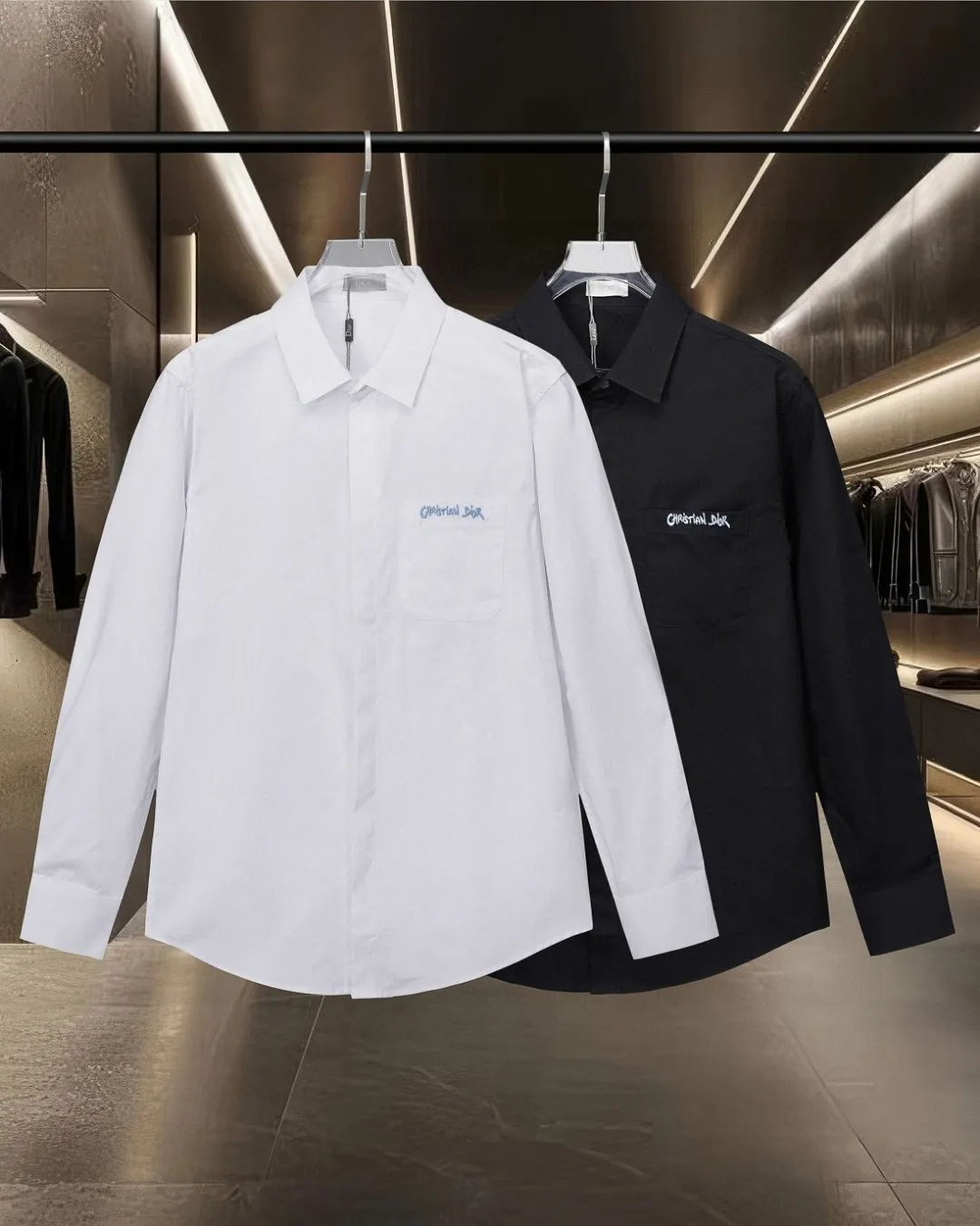 🅿296 DIOR 🔥The most popular style is coming. Simple and versatile pocket letter logo slogan embroidered long-sleeved shirt. 2025ss official website new long-sleeved shirt, exquisite embroidered logo. High-end version, customized fabrics at the counter. Highly breathable and comfortable, exquisitely crafted, impeccable detail processing, ✅customized logo engraved buttons, complete with three labels. Brand element design concept reflects high quality. It feels delicate and soft! It presents a casual cut and the upper body shape is great! 🐍Size: M-XXL