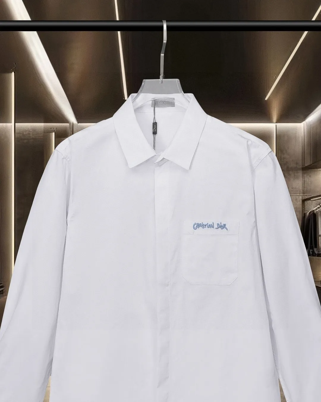 🅿296 DIOR 🔥The most popular style is coming. Simple and versatile pocket letter logo slogan embroidered long-sleeved shirt. 2025ss official website new long-sleeved shirt, exquisite embroidered logo. High-end version, customized fabrics at the counter. Highly breathable and comfortable, exquisitely crafted, impeccable detail processing, ✅customized logo engraved buttons, complete with three labels. Brand element design concept reflects high quality. It feels delicate and soft! It presents a casual cut and the upper body shape is great! 🐍Size: M-XXL