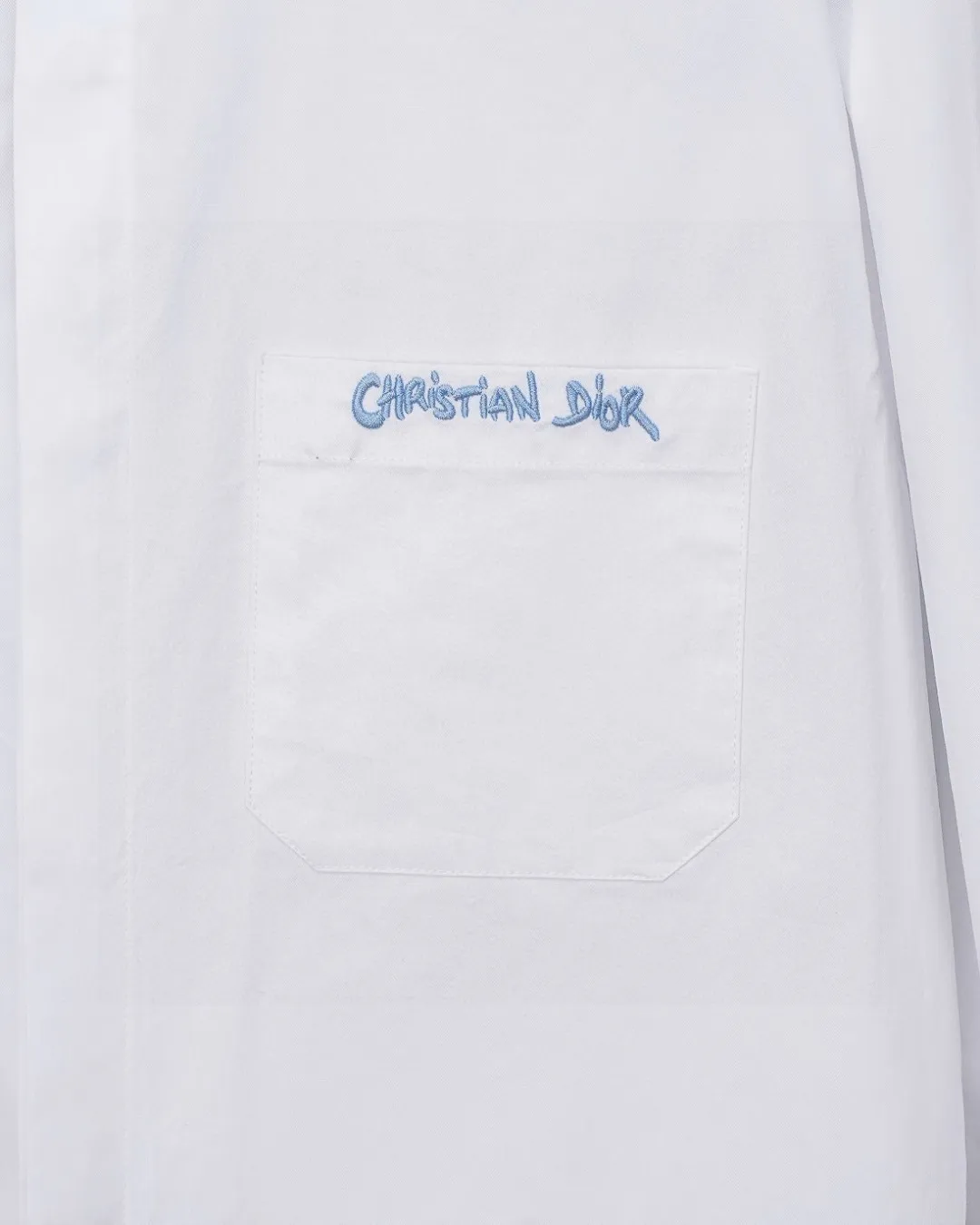 🅿296 DIOR 🔥The most popular style is coming. Simple and versatile pocket letter logo slogan embroidered long-sleeved shirt. 2025ss official website new long-sleeved shirt, exquisite embroidered logo. High-end version, customized fabrics at the counter. Highly breathable and comfortable, exquisitely crafted, impeccable detail processing, ✅customized logo engraved buttons, complete with three labels. Brand element design concept reflects high quality. It feels delicate and soft! It presents a casual cut and the upper body shape is great! 🐍Size: M-XXL