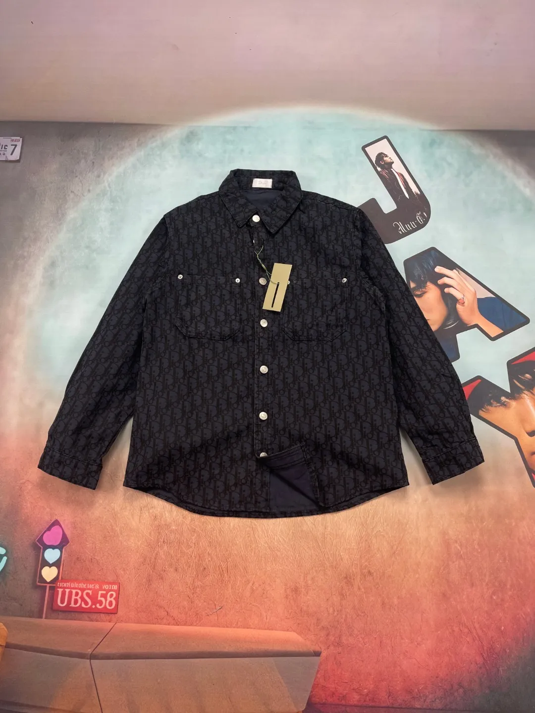 🅿️310 🔘Model No.-DR202 🔘Dior𝐃𝐨𝐢𝐫 CD presbyopic dark pattern jacquard denim long-sleeved shirt* This is really amazing, full of craftsmanship details! It uses 100% custom-dyed pure cotton denim, with black as the base tone, and the length of the warp and weft yarns of the space dyeing are exactly the same as the original. The all-over discharge dyeing process, as well as positioning cutting and pattern sewing, are ultra-fine. The texture is thick, with strong twill texture and clear lines. After special washing process, it feels soft to the touch. The button placket is silver-plated and has I-shaped buttons engraved with the logo. The hardware accessories are super exquisite. The three-label auxiliary materials are complete, including the Nissan Triangle landmark and the customized original washing water label. This shirt perfectly combines the luxurious style of Dior with the casual style of denim. Whether worn alone or in combination, it can easily achieve a sense of fashion. It is a treasured item to enhance your dressing taste. The matching suggestions are as follows: Advanced workplace style: Wear a white slim-fitting inner layer, black straight suit pants, a pair of black high heels, and this Dior denim shirt. Tuck the hem of the shirt into the pants. It is smart yet elegant, suitable for workplace commuting. Trendy street style: Wear a colorful printed T-shirt underneath, a pair of ripped jeans, and a pair of high-top sneakers, such as Vans classics. Tie a Dior denim shirt casually around your waist to instantly create a street trend. Casual holiday style: Wear a pair of light-colored linen wide-leg pants on the lower body, a pair of flat sandals on the feet, and wear this denim shirt open. You can choose a simple camisole underneath. Wear it like this when going on vacation, which is comfortable and fashionable.  Size: S M L (46.48.50) Color: Navy blue